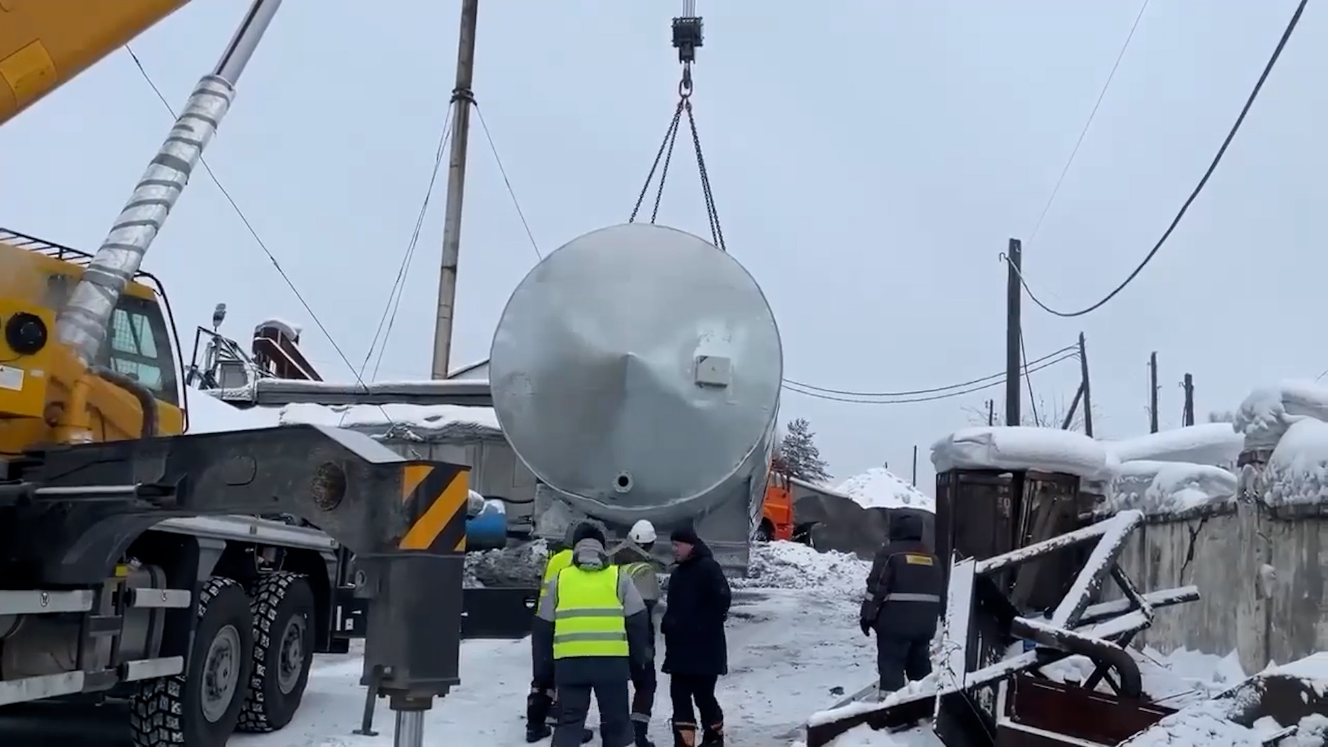 {Восстанавливают работу котельных }