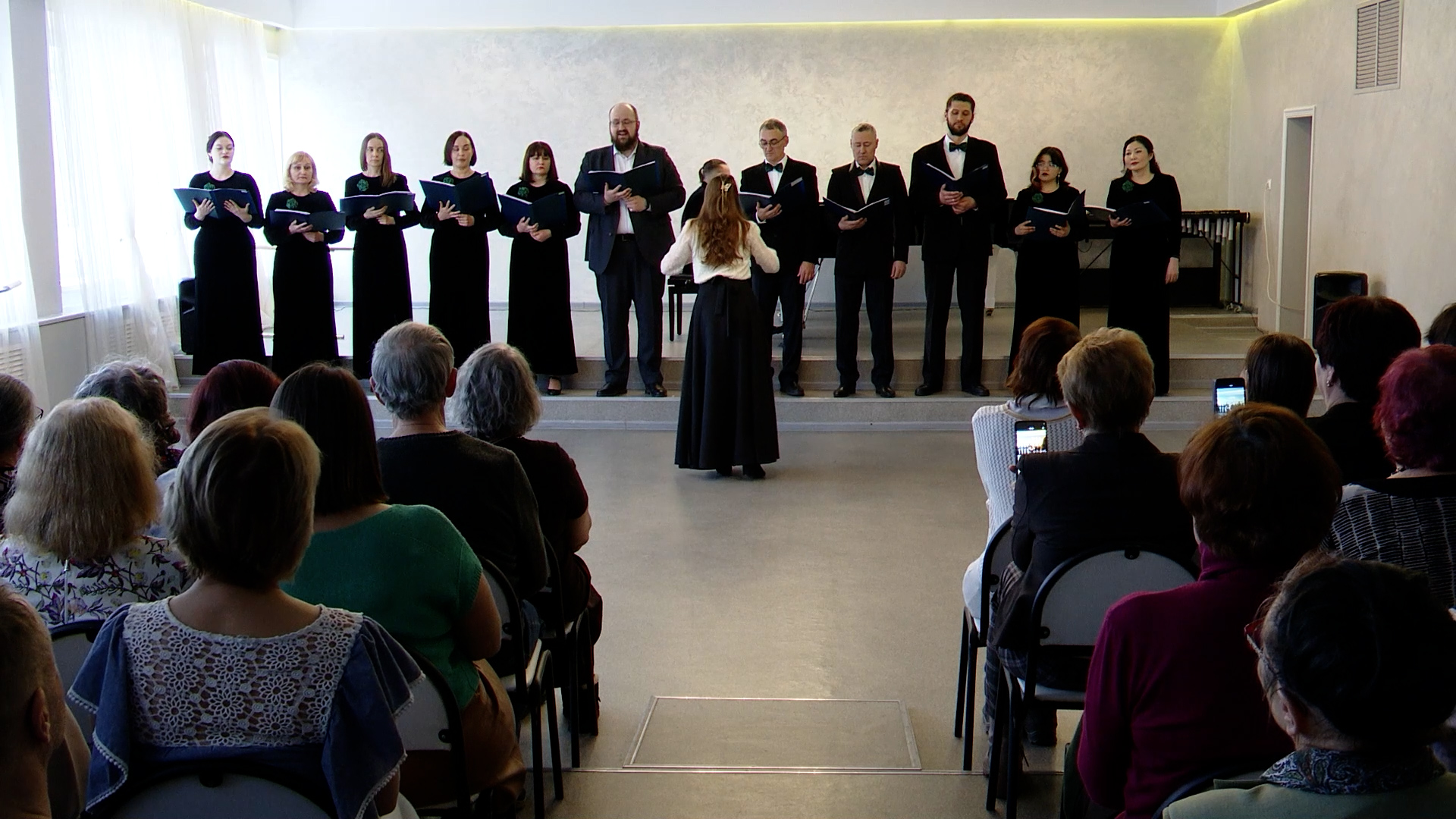 {Дебютировали на сцене}