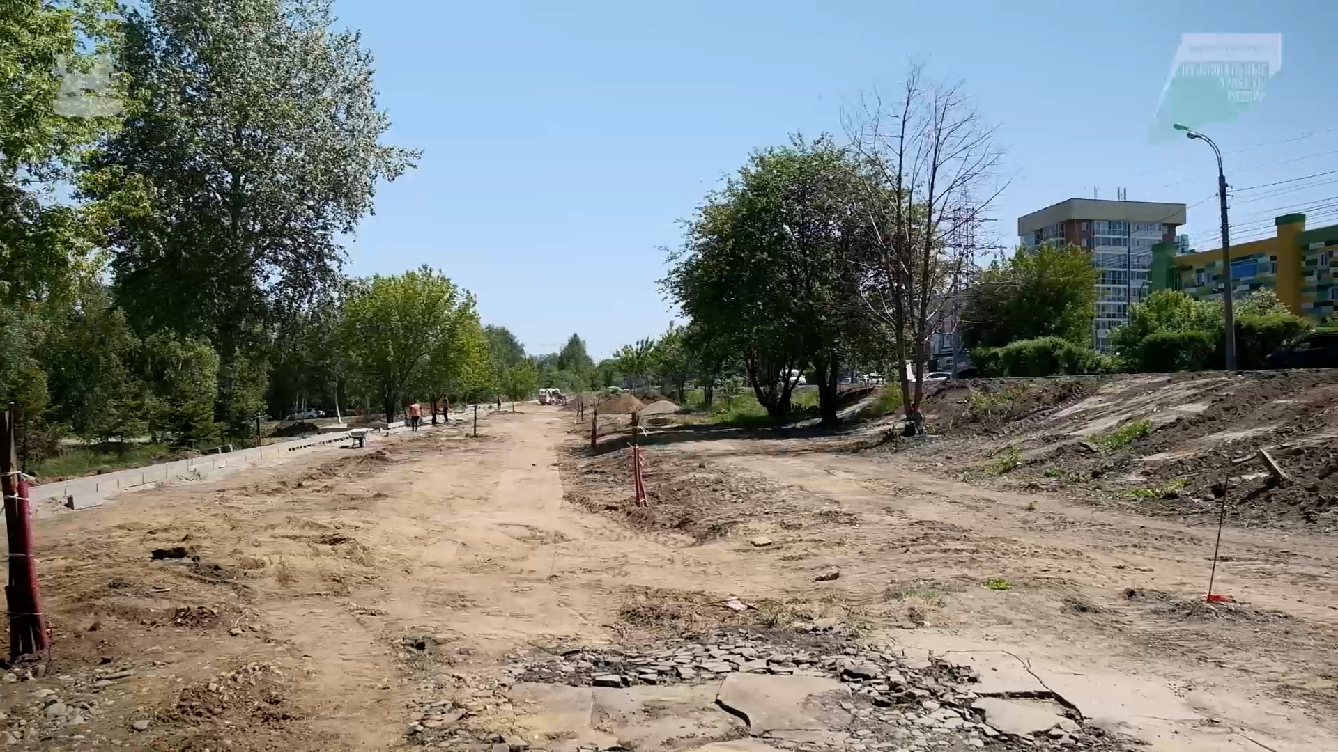 {Обустраивают аллею}