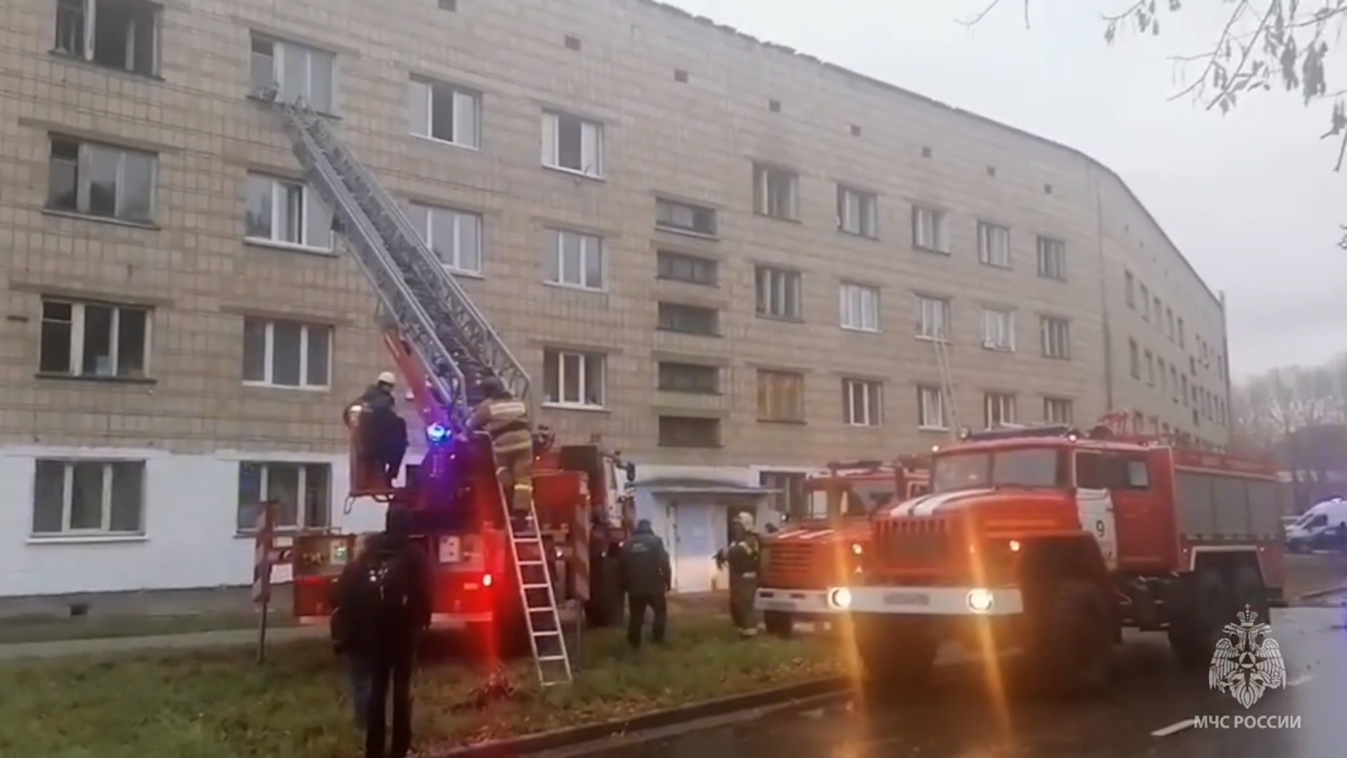 {Эвакуировали девять человек}