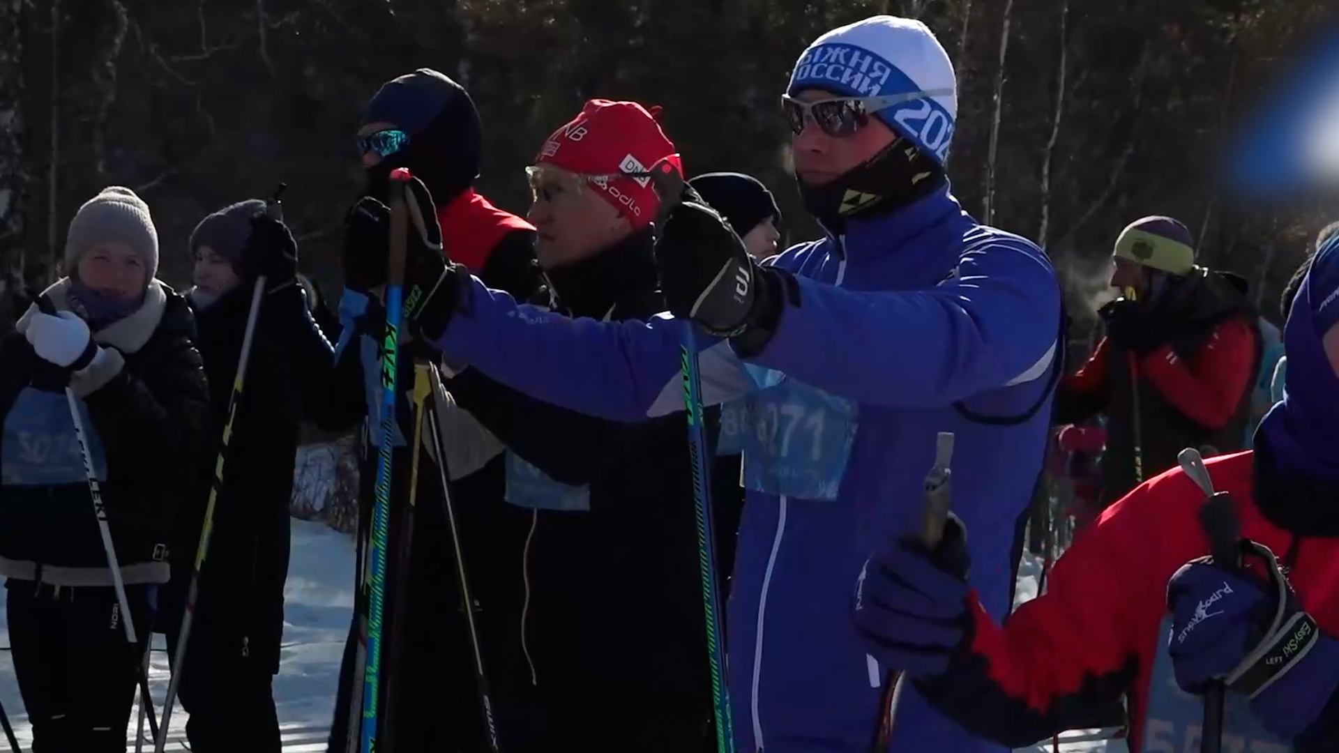 {Устроили гонки на лыжах}