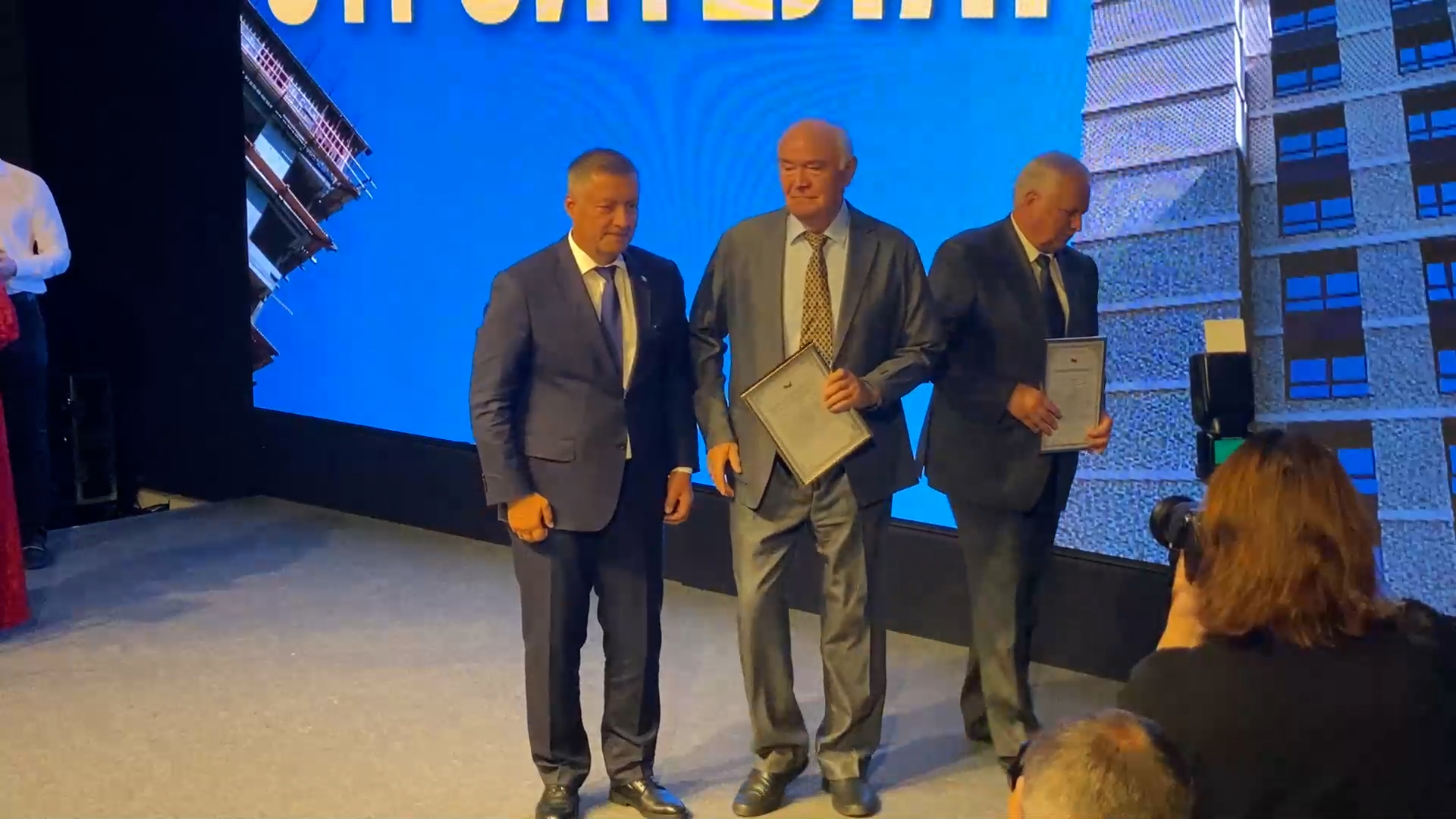 {Награждение в преддверии Дня строителя }