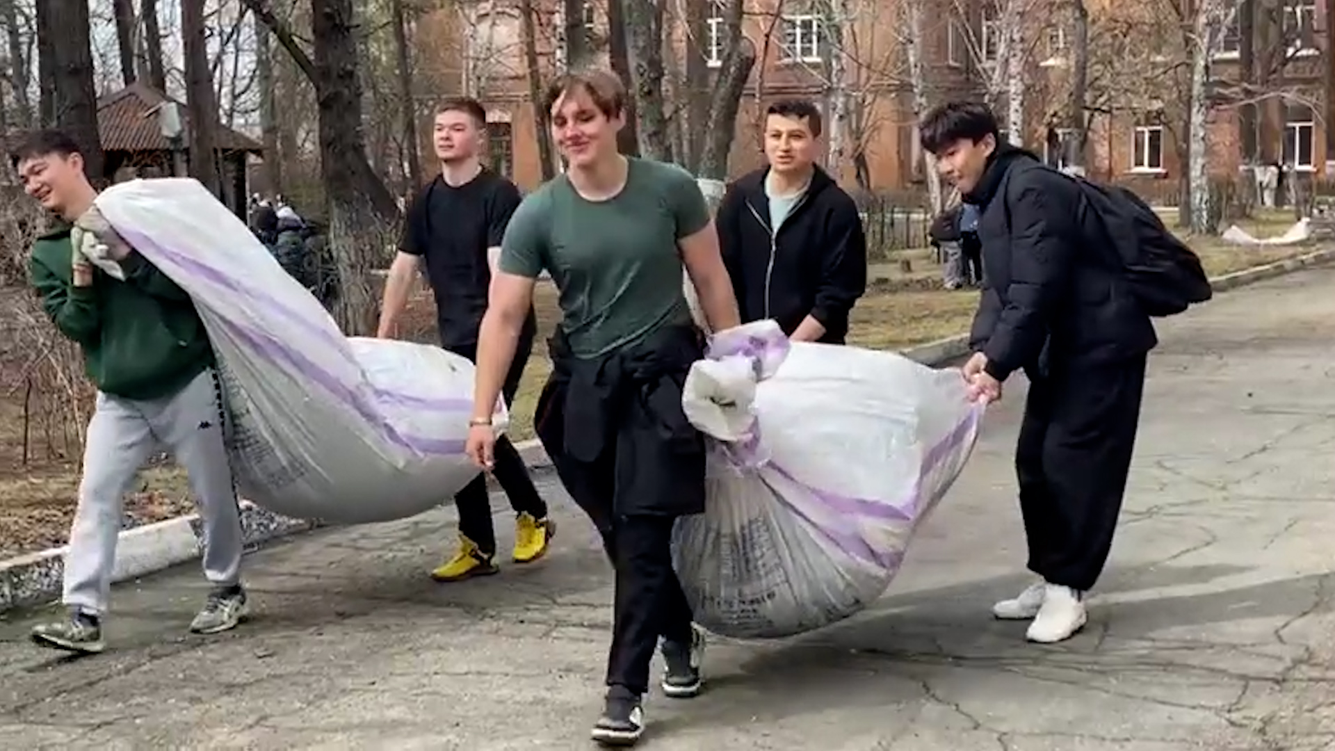 {Провели субботники }