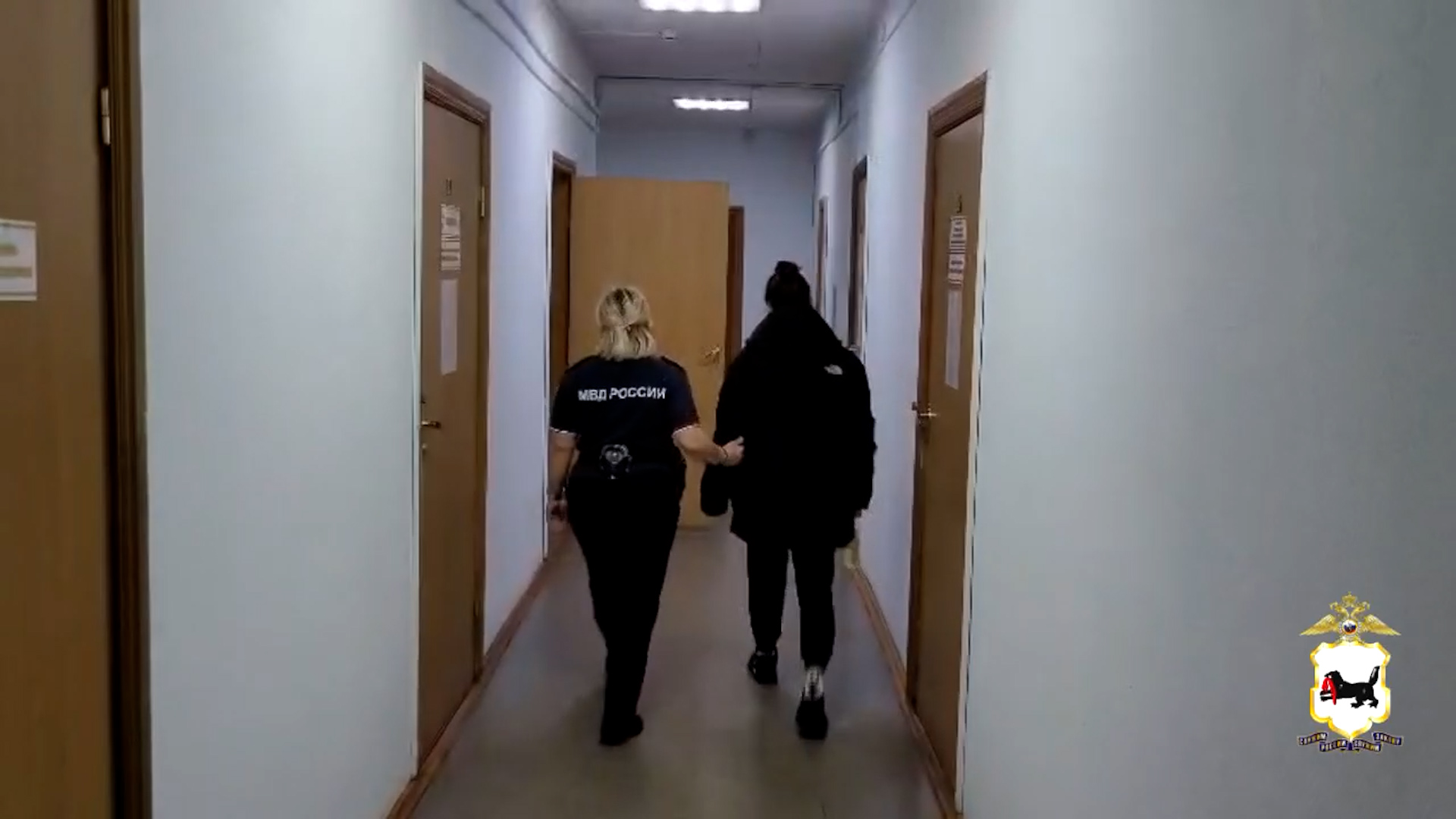 {Устроила поджог}