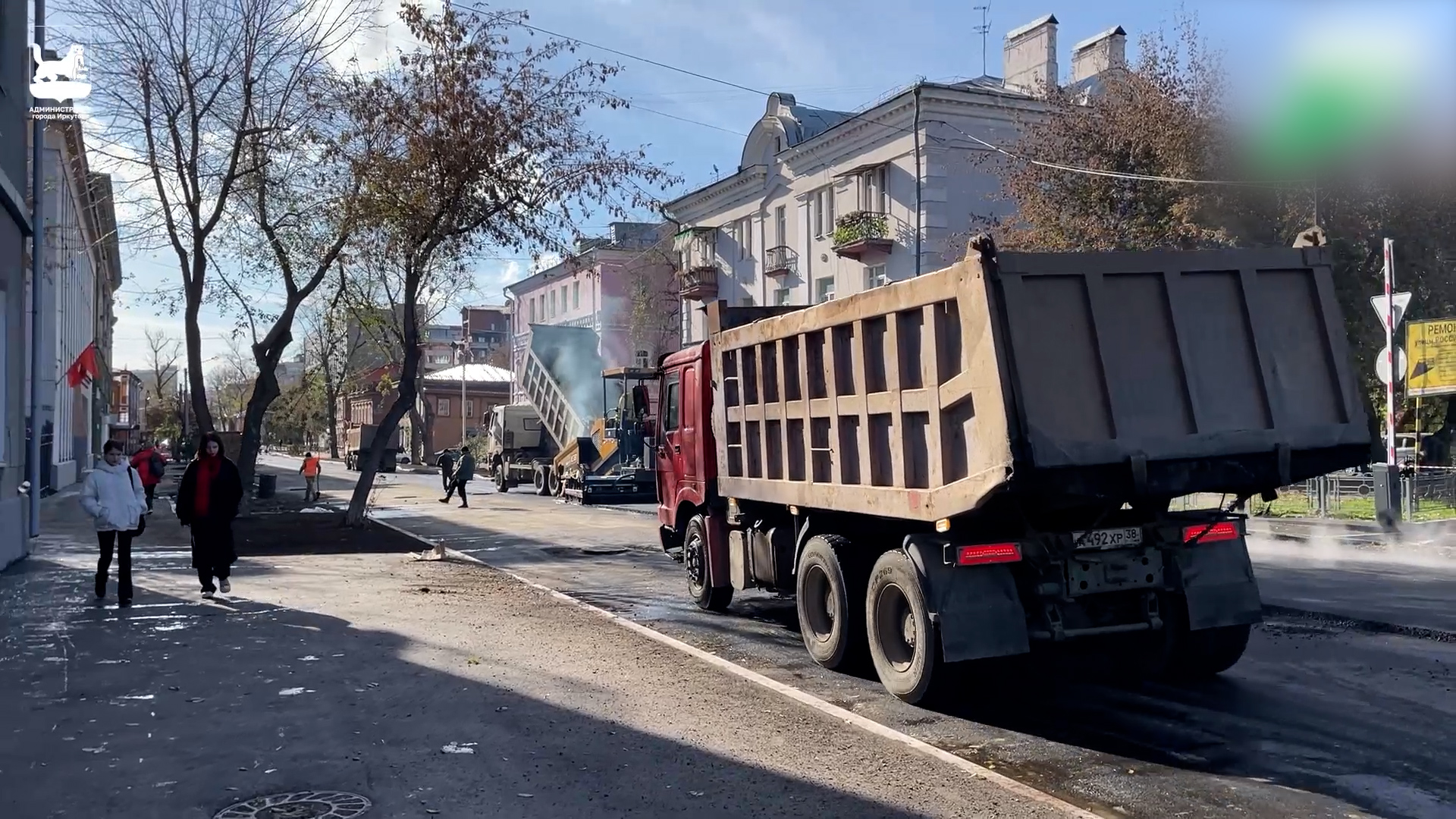 {Укладывают асфальт}