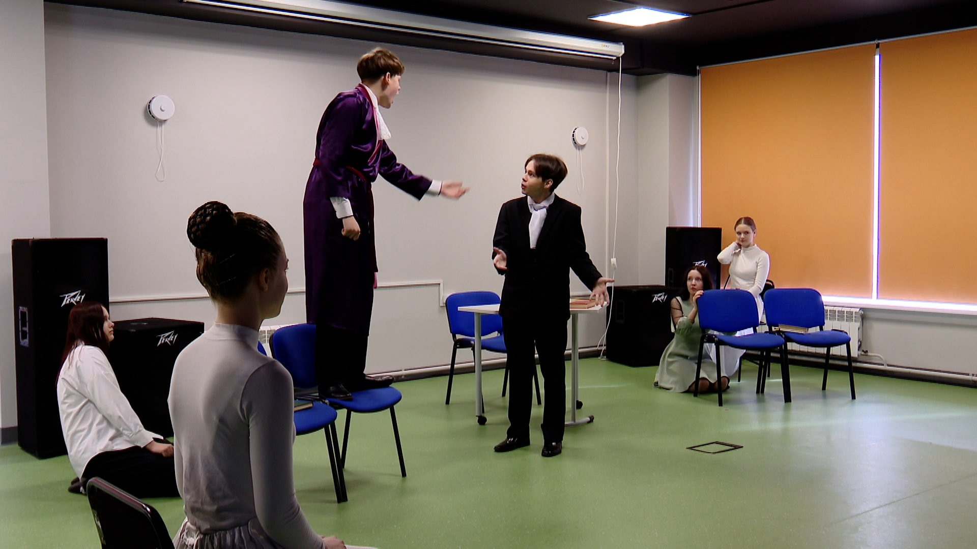 {Спектакль в библиотеке }