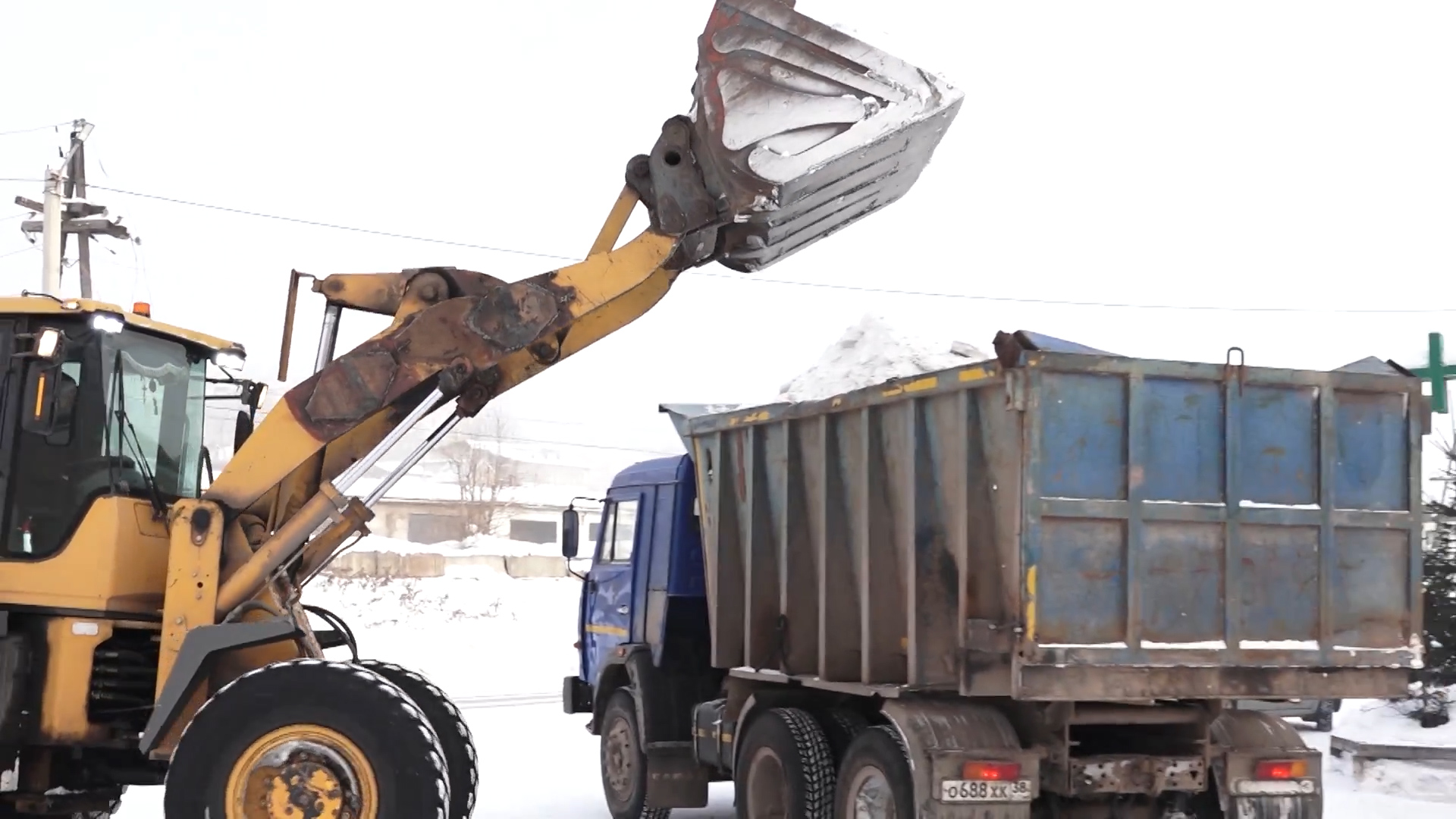 {Очищают дороги от снега}