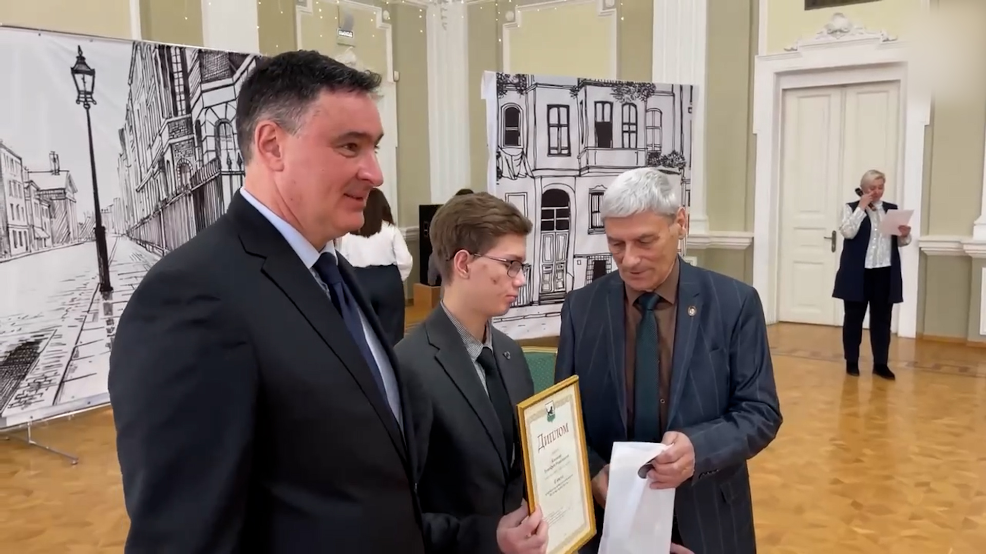 {Наградил школьников}