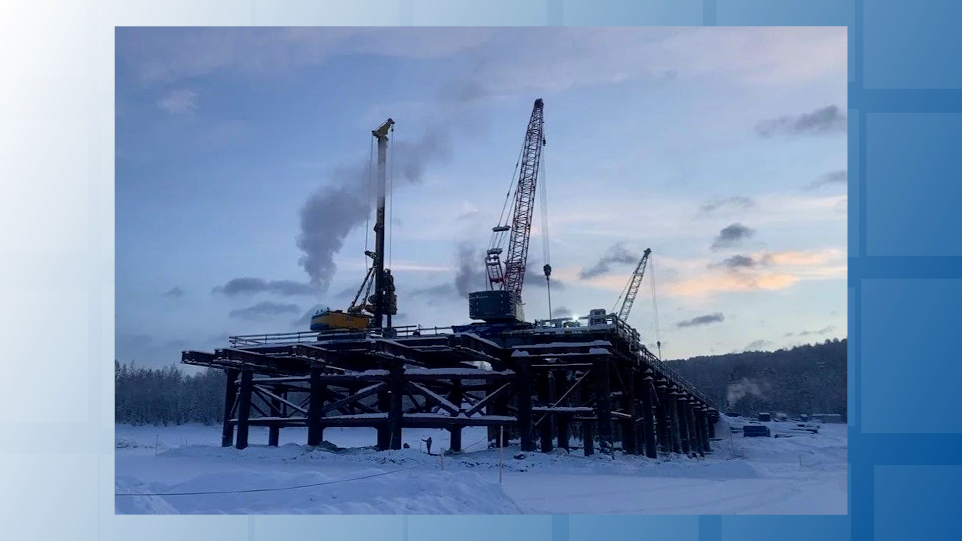 {Возводят опоры моста }