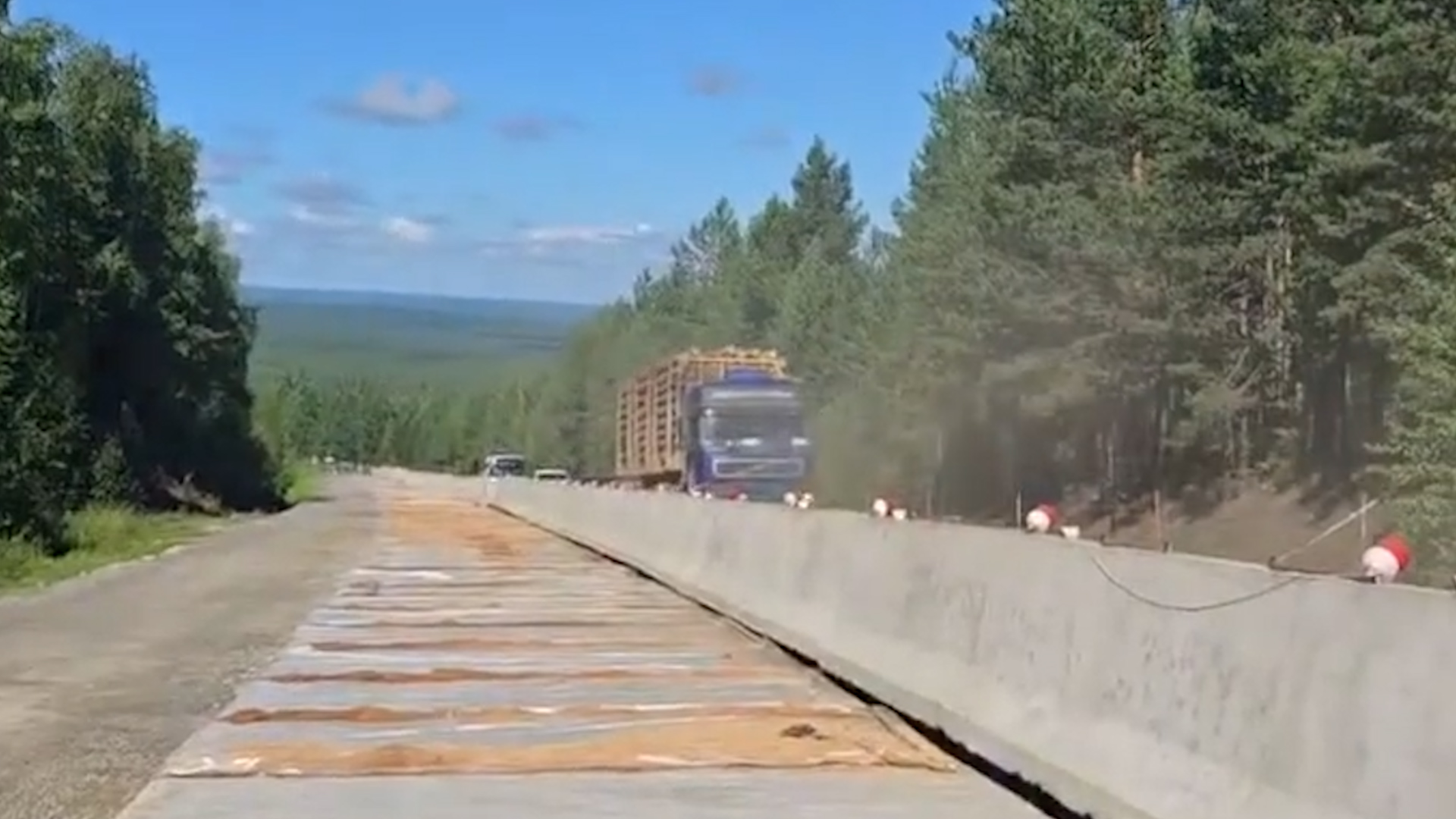 {Ремонтируют участки дороги }