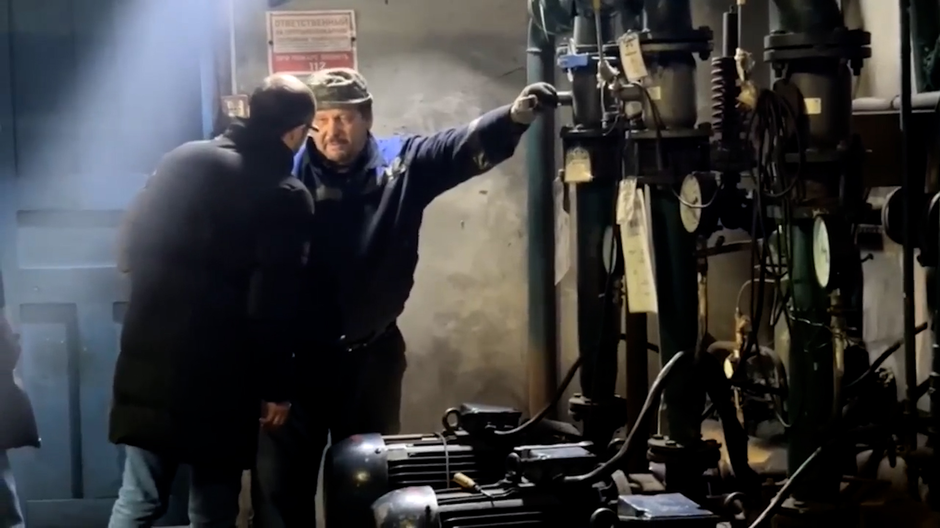 {Завершают восстановительные работы }