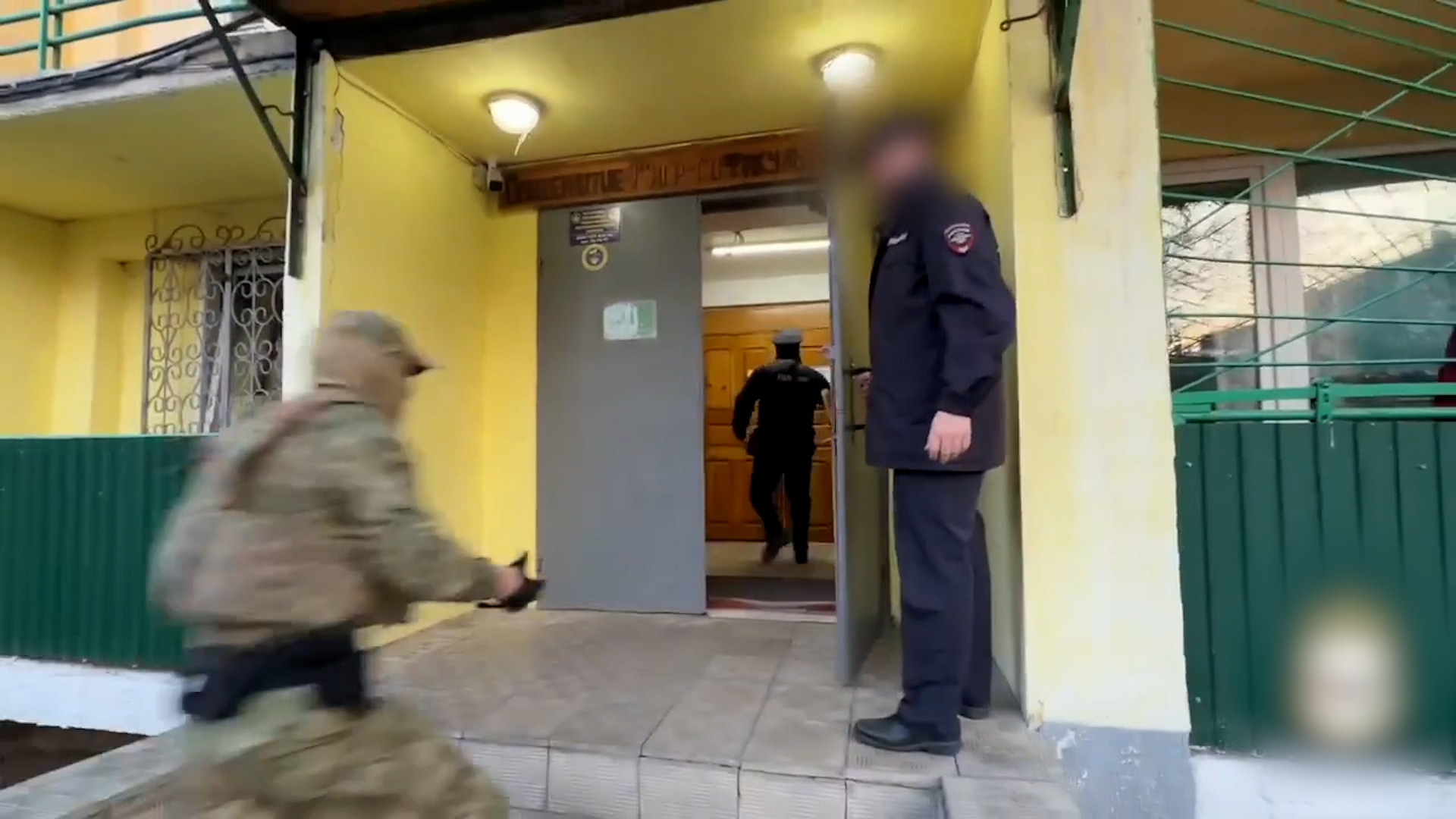 {Помогала мигрантам }