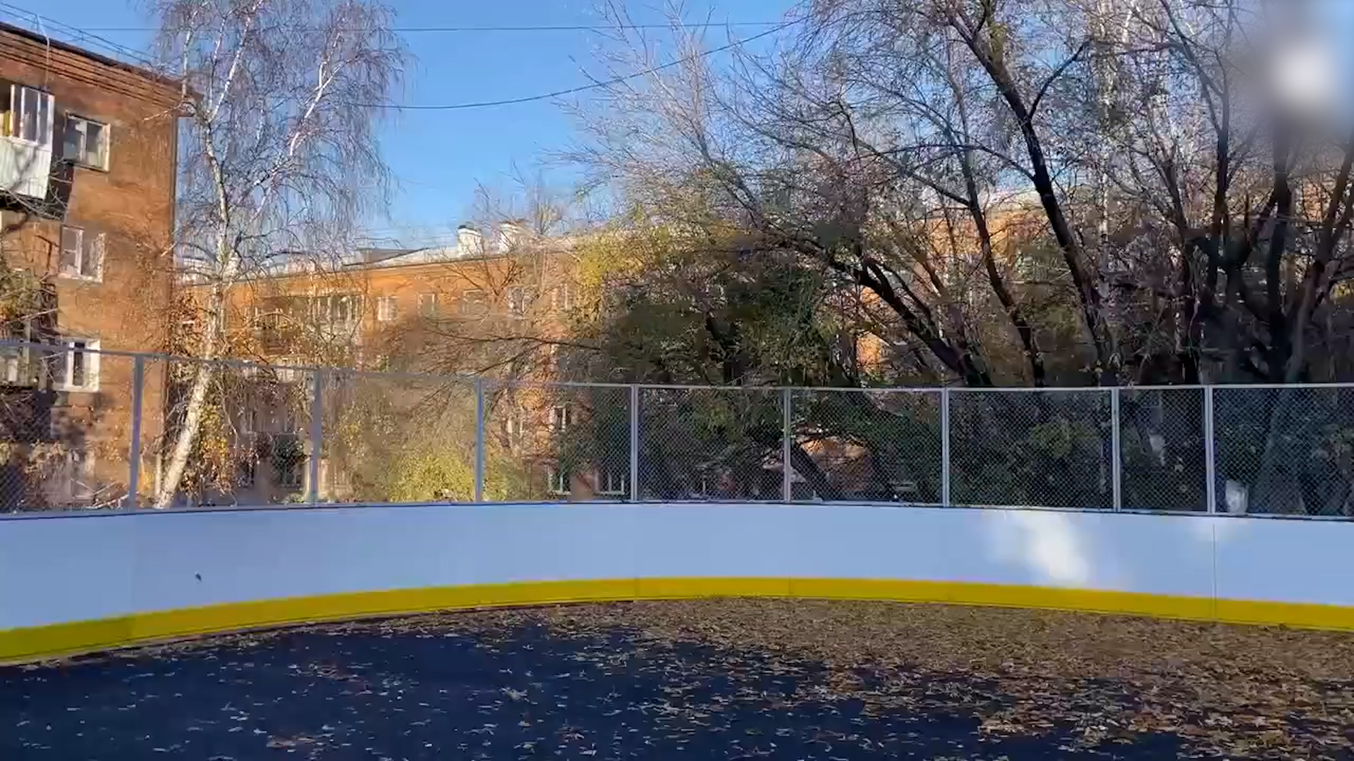 {Обновляют хоккейный корт }