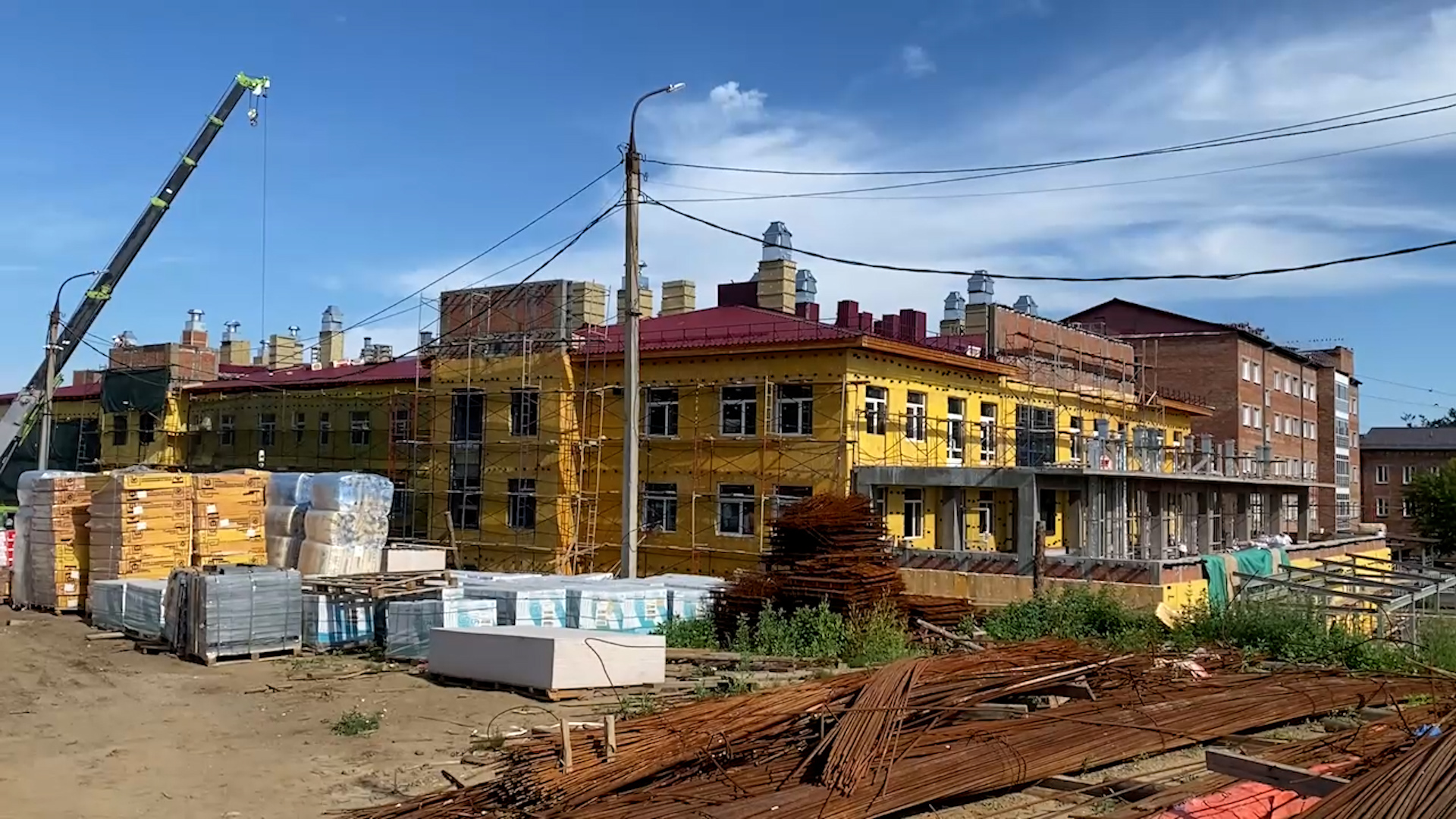 {Возводят новые корпуса}