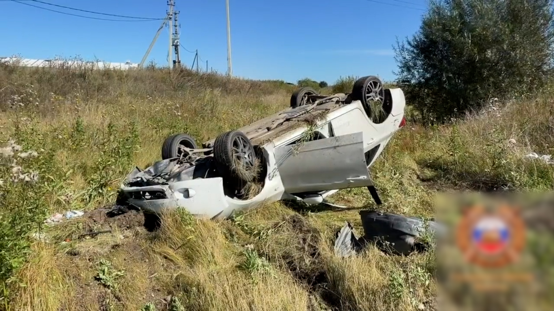 {Опрокинуло автомобиль}