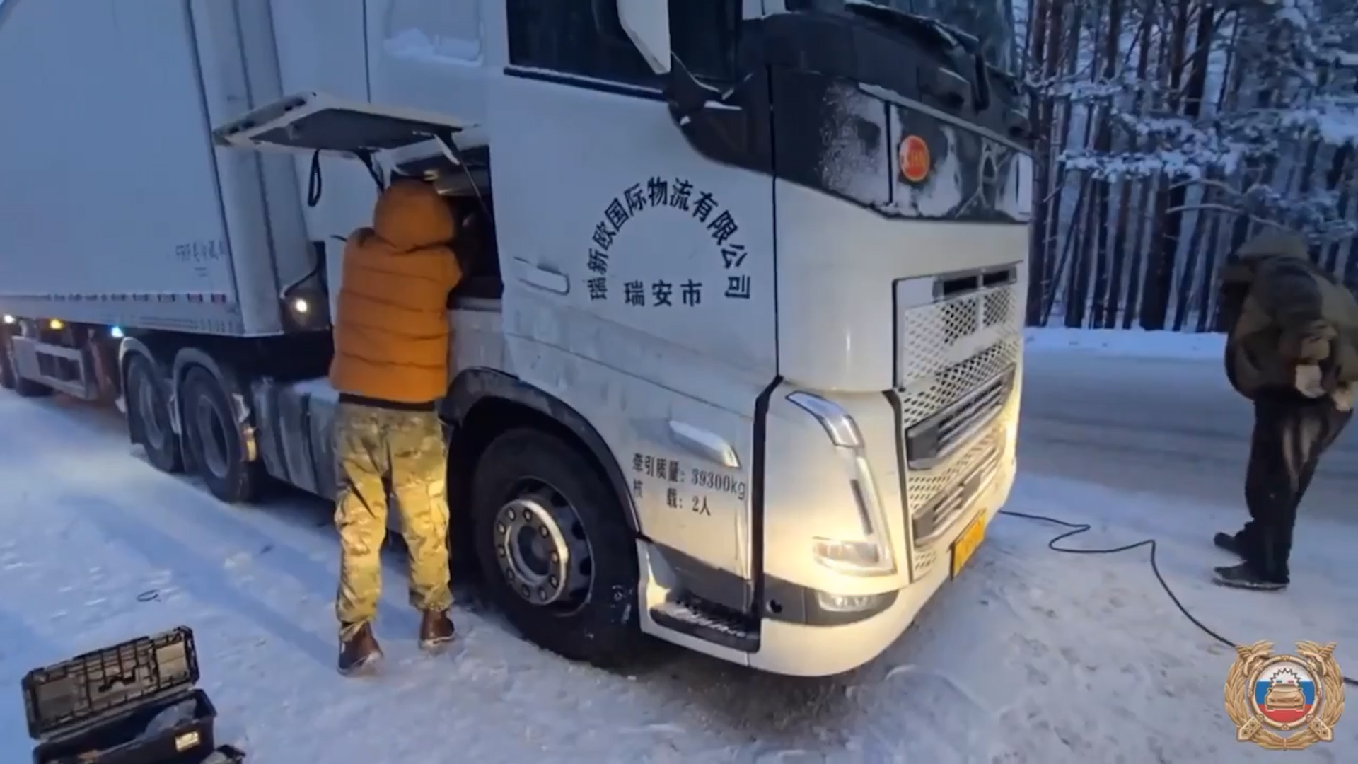 {Помогли водителю грузовика }