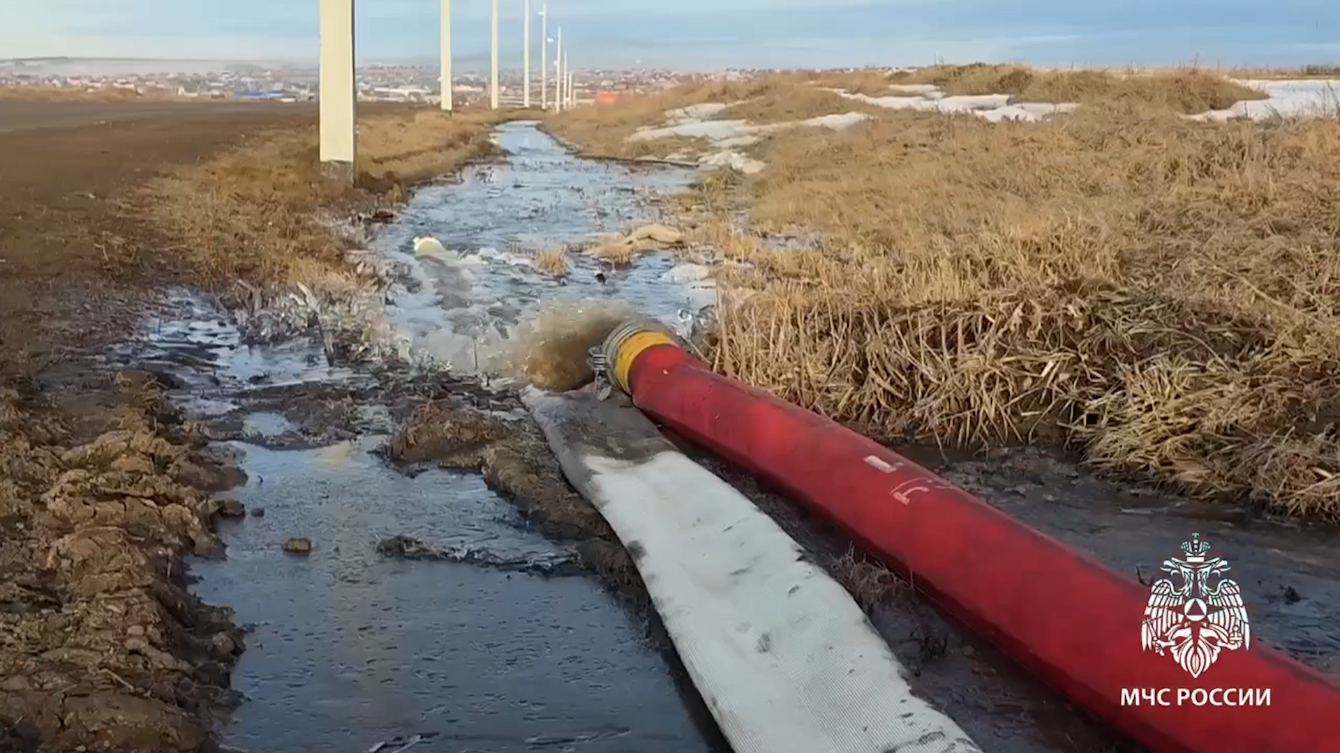 {Устраняют последствия подтоплений}