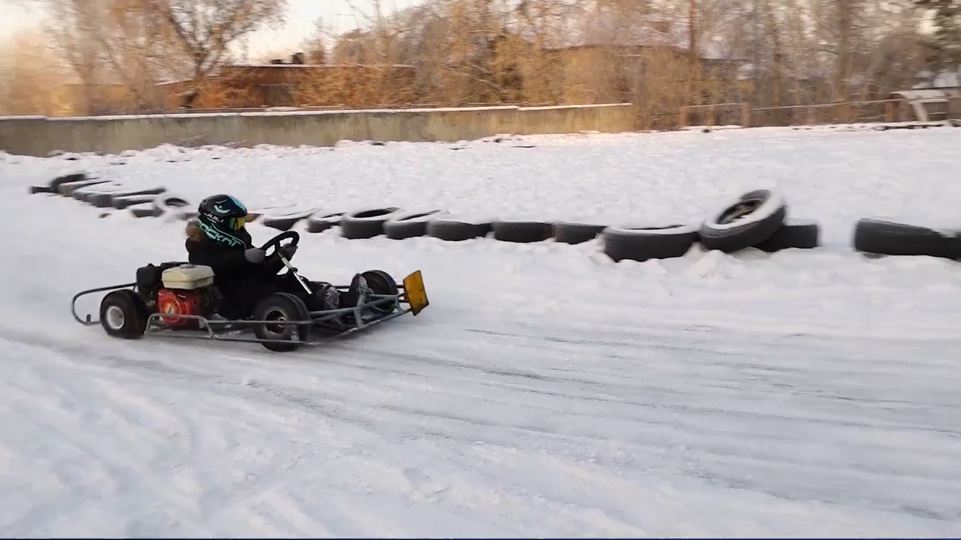 {Восстанавливают трассу для картинга}