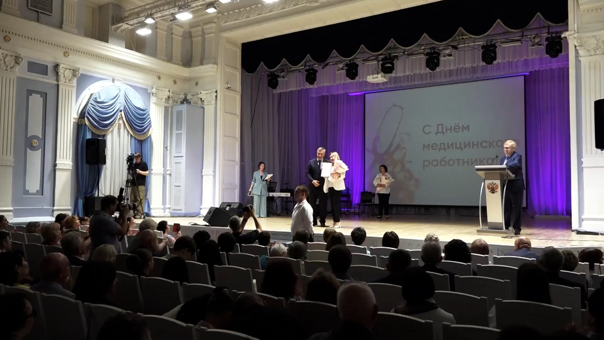 {Наградили медицинских работников }