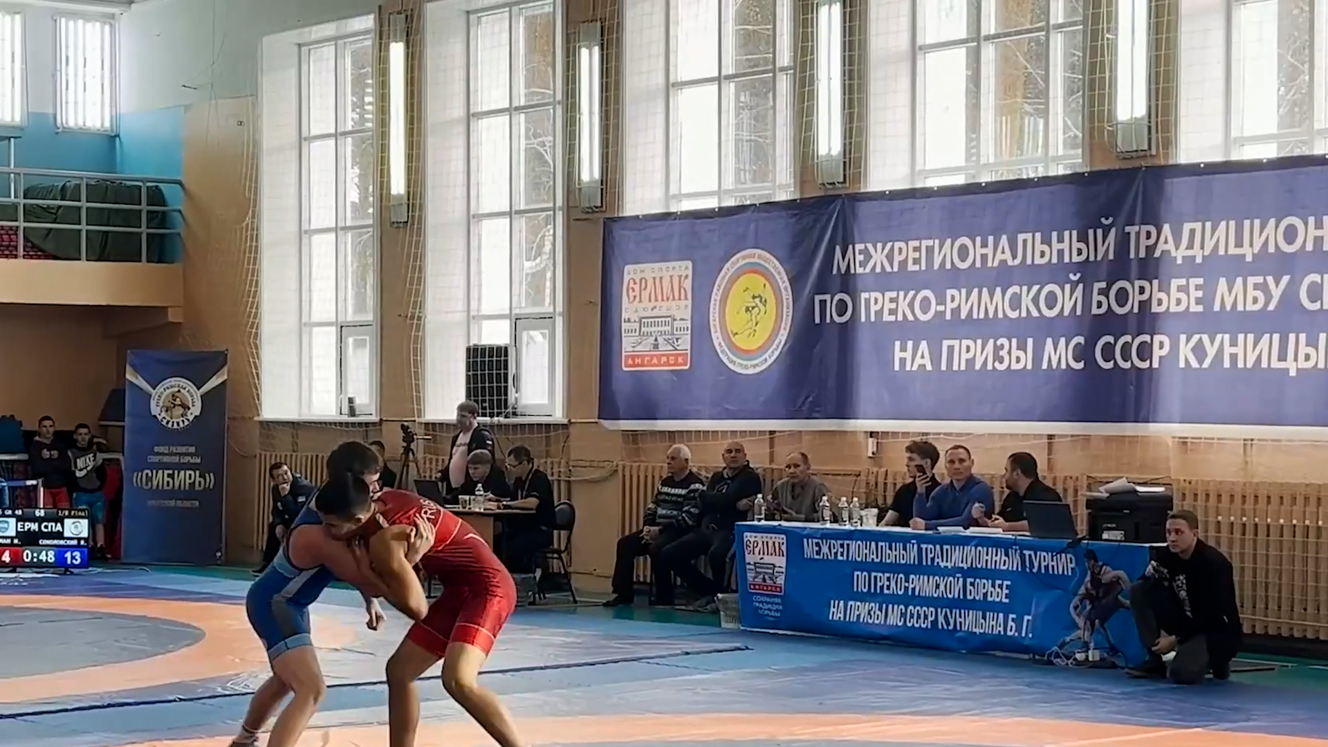 {Провели памятный турнир по борьбе}