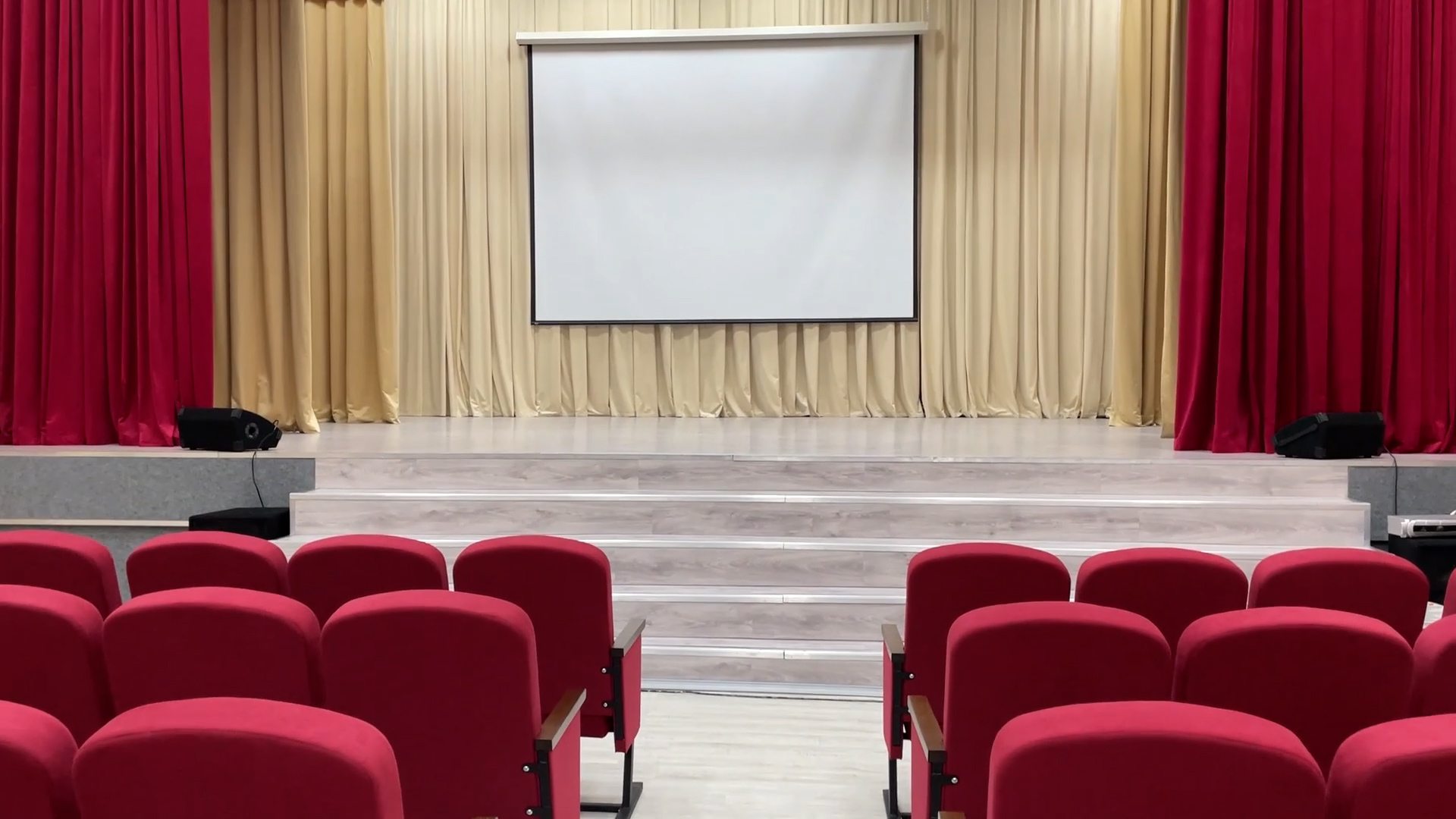 {Новый школьный актовый зал}