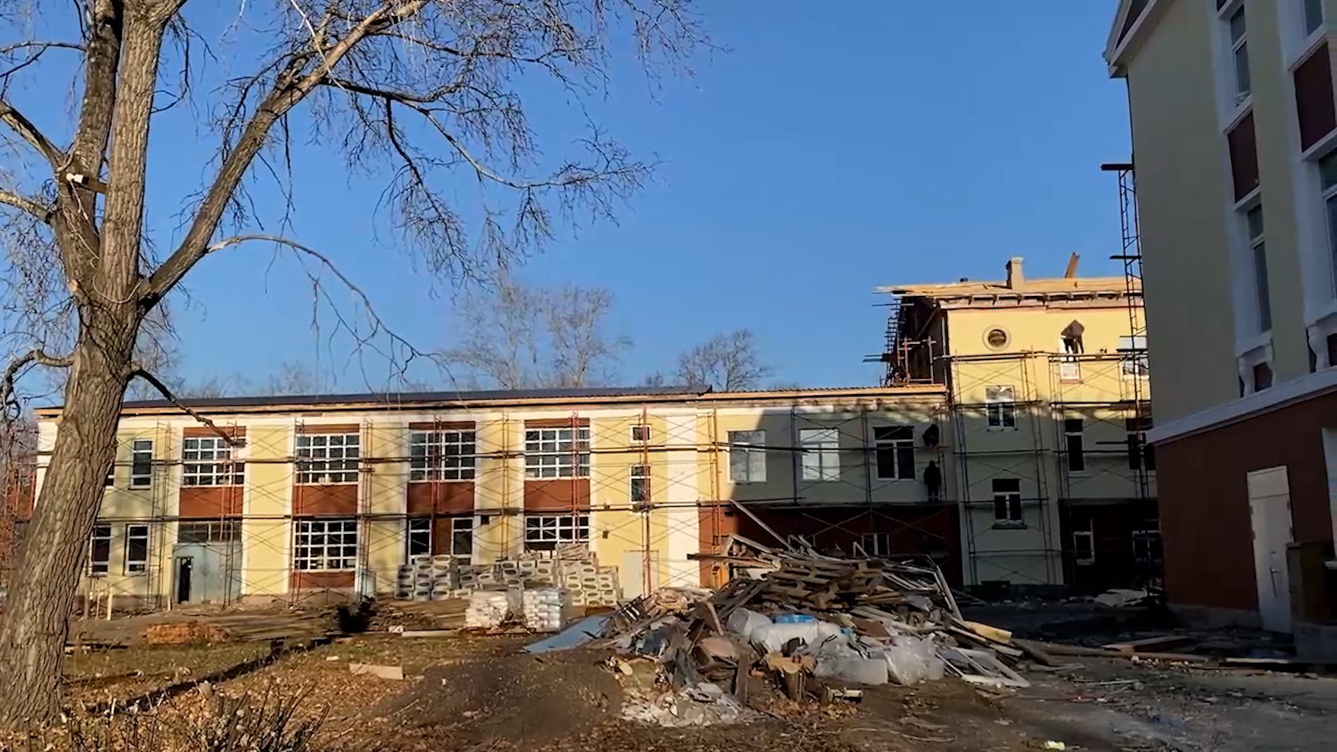 {Ремонтируют здание под новый корпус}