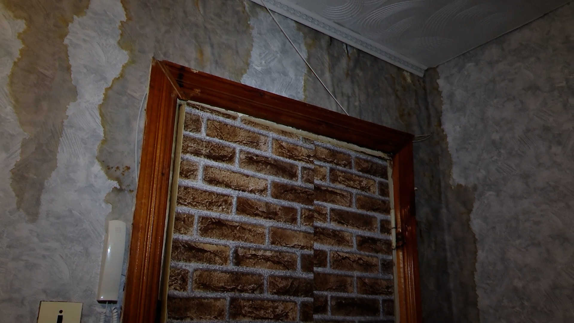 {Протекает крыша жилого дома}