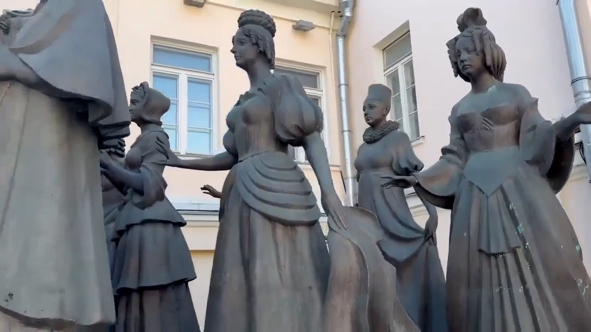 {Поставят памятник женам декабристов }