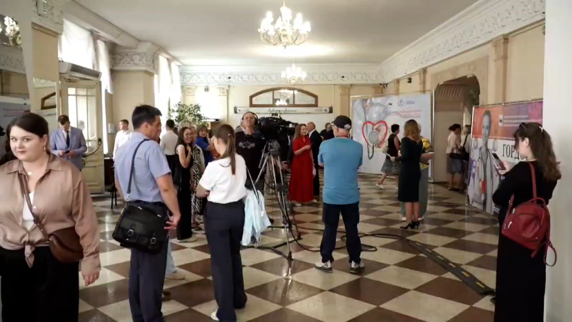 {Поздравили медработников}
