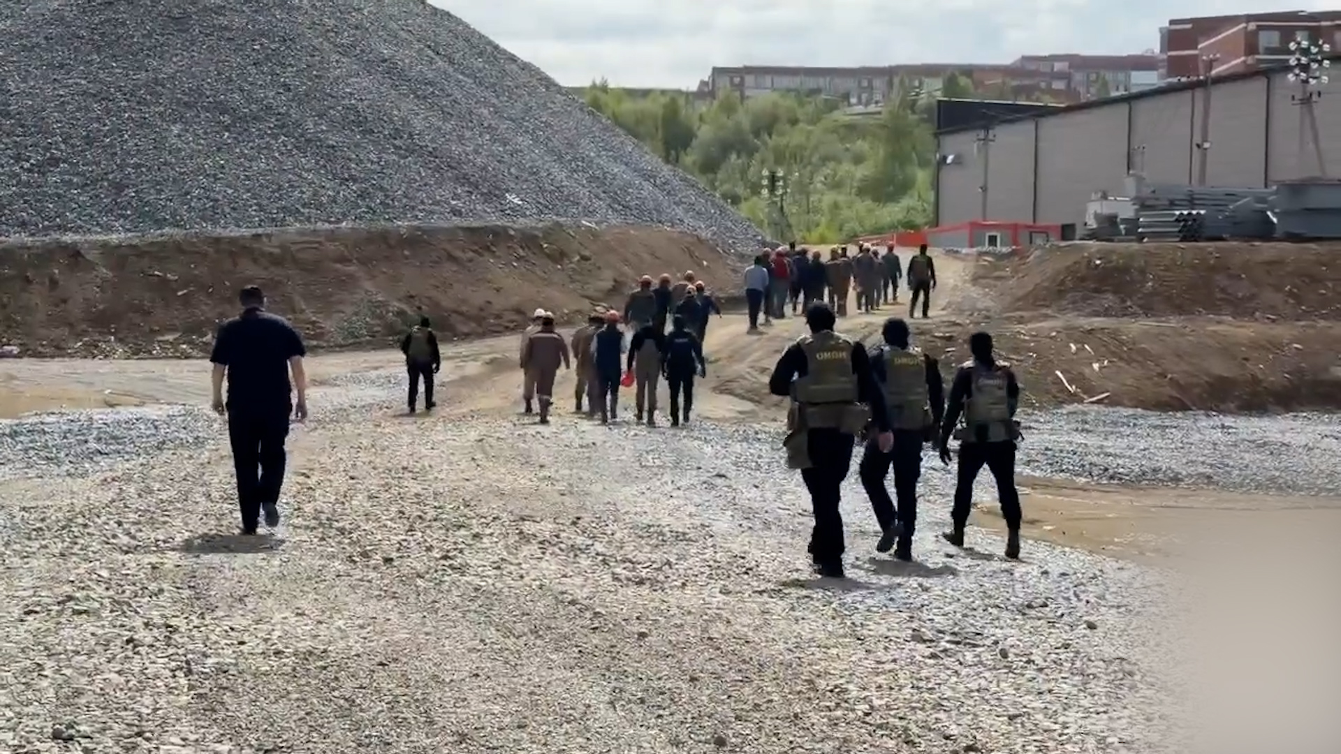{Продолжают проверять мигрантов}
