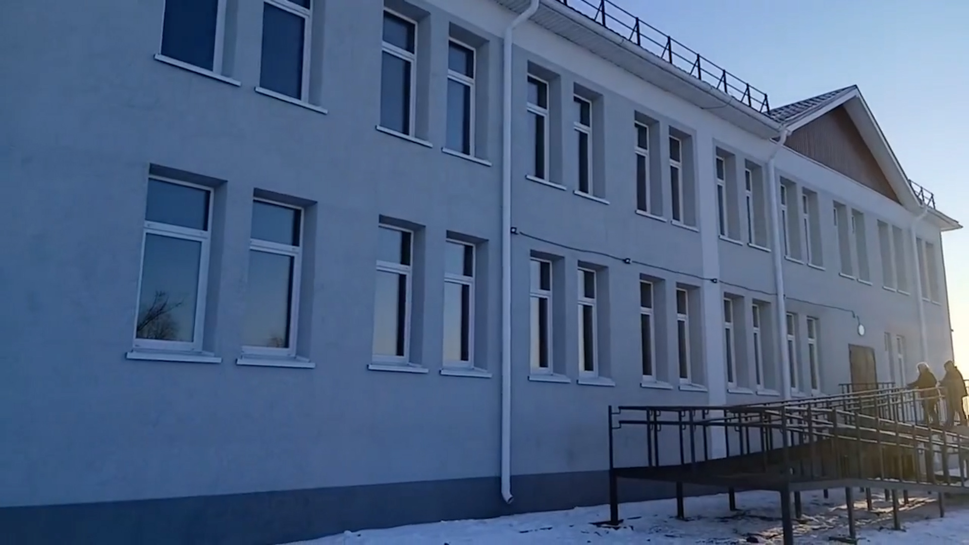 {Отремонтировали школу }