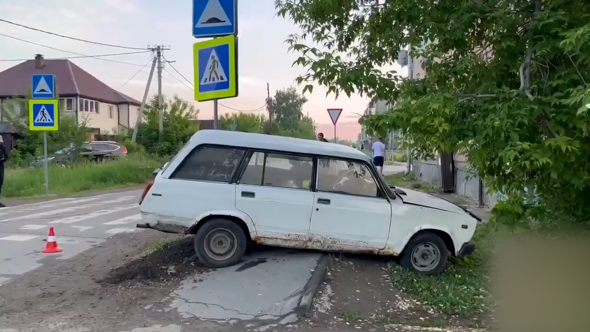 {Сбил девочку на тротуаре }