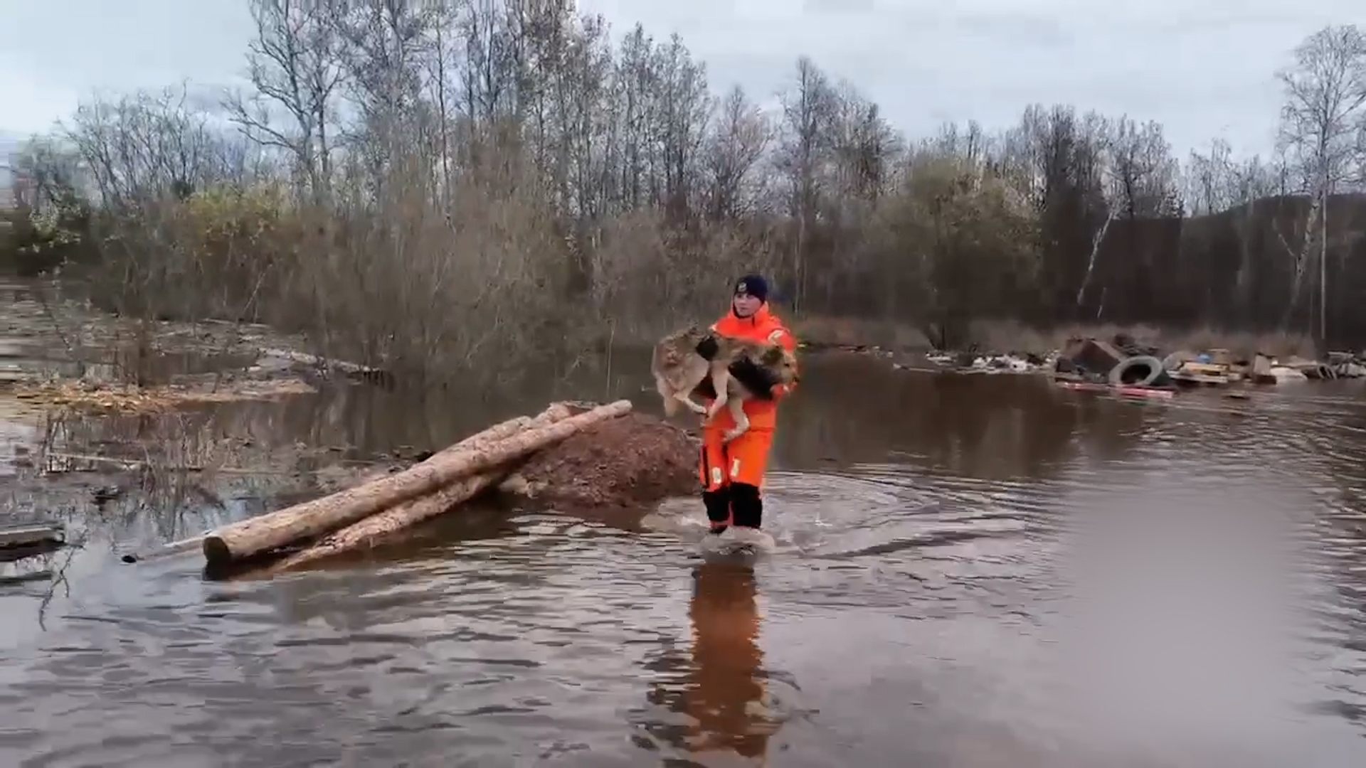{Продолжают восстанавливать подачу воды}