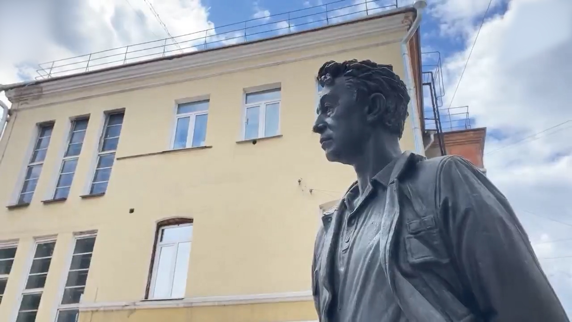 {Приводят в порядок скверы}