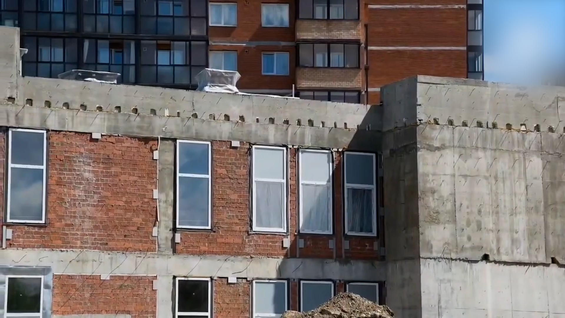 {Продолжается строительство школы}