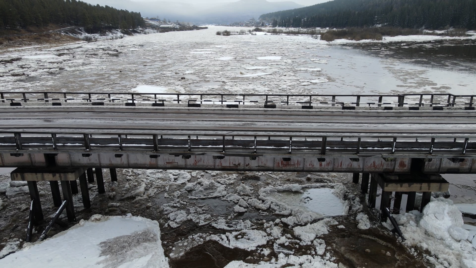 {Готовятся к возможным паводкам}