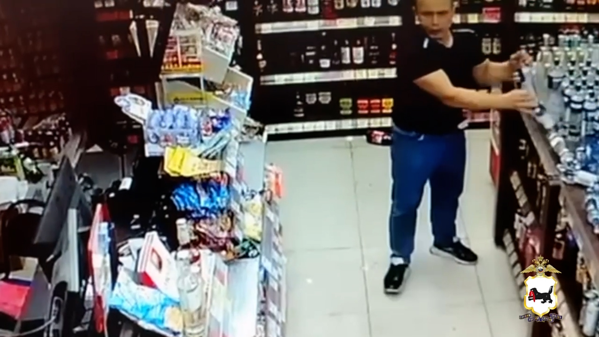 {Устроил дебош в магазине }