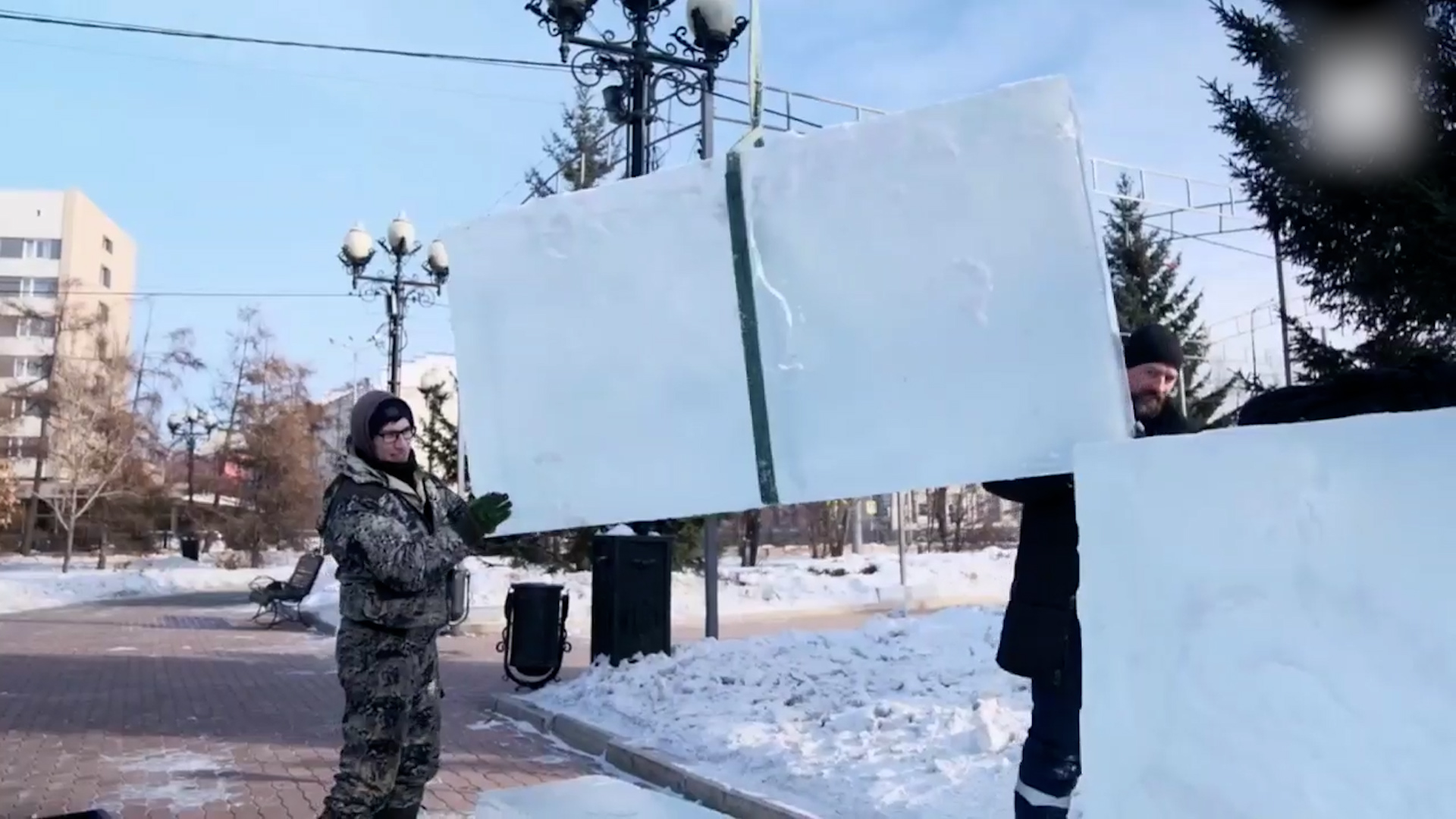 {Создают «Открытку дружбы» }