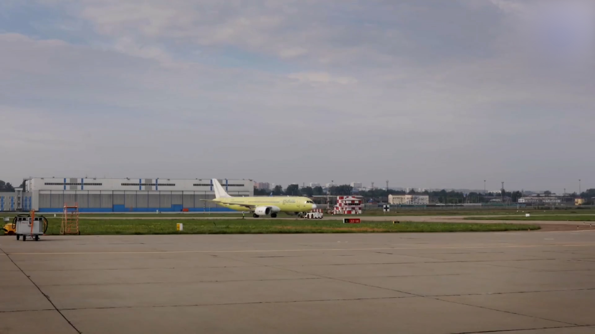{МС-21 поднялся в воздух }