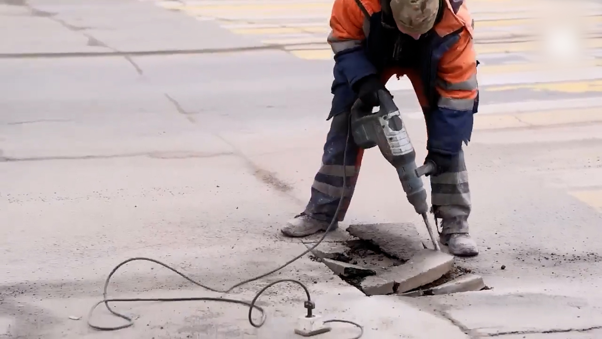 {Ремонтируют дороги}