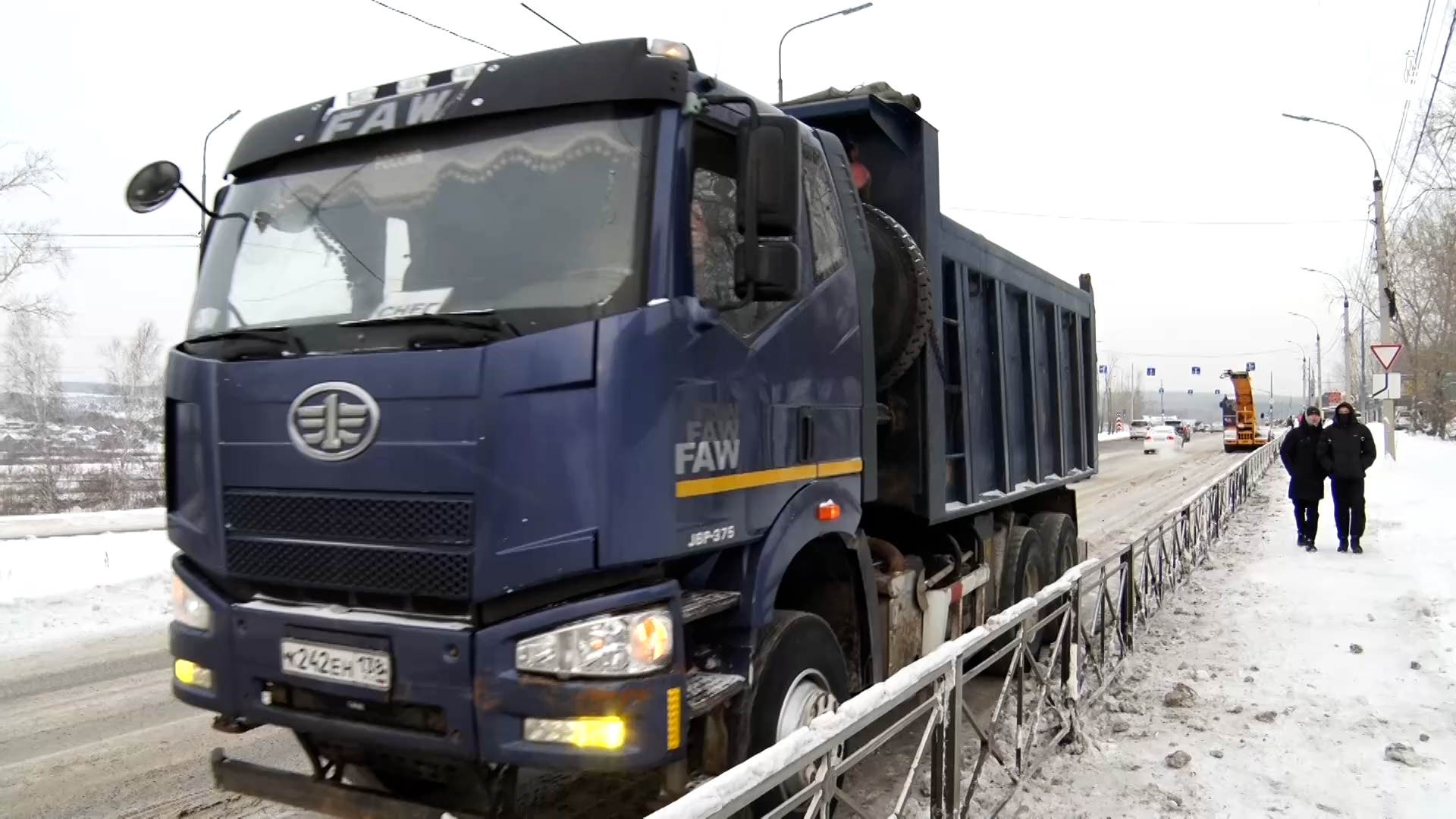 {Убирают улицы и чистят дороги}