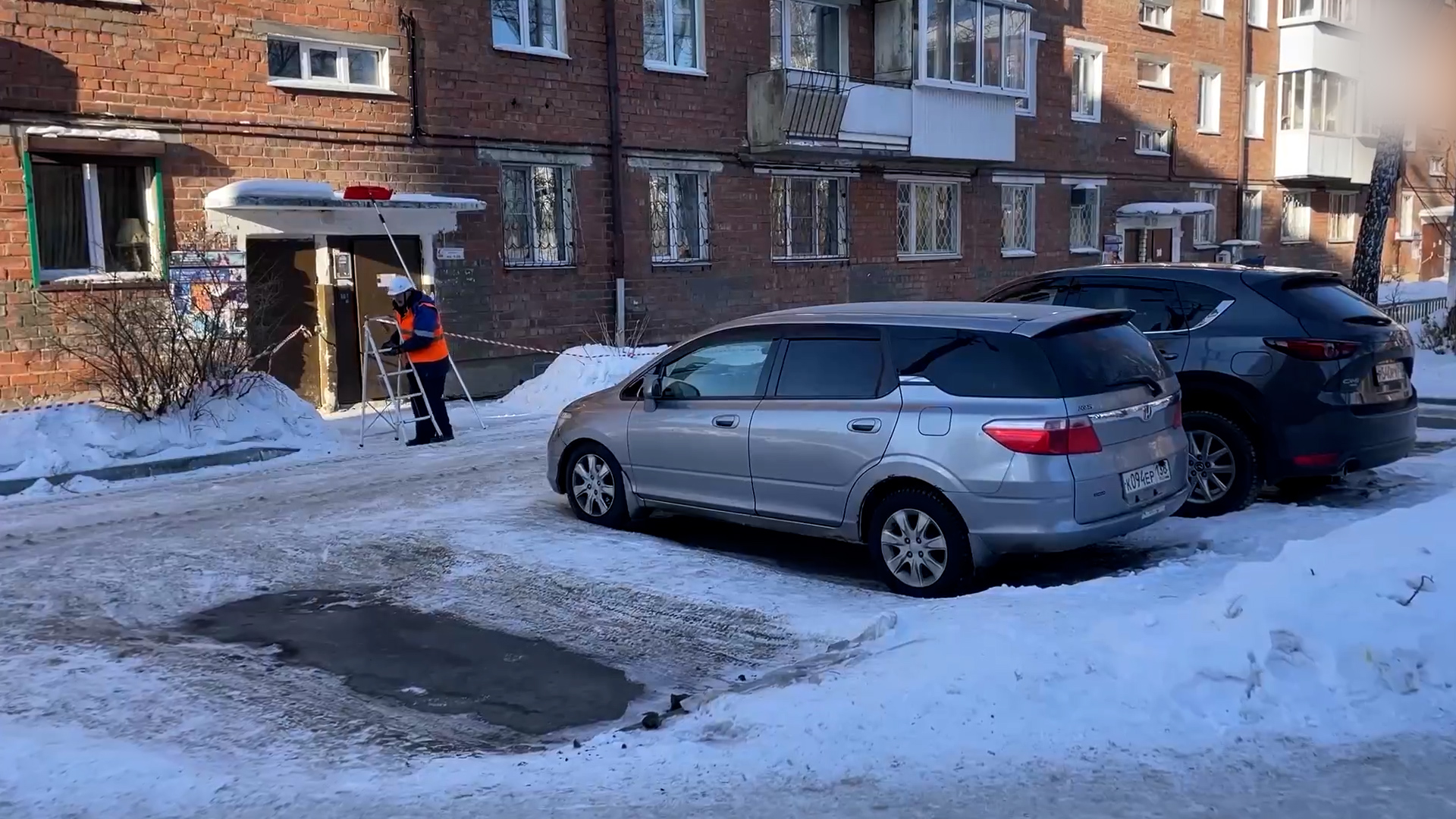 {Чистят дворы }