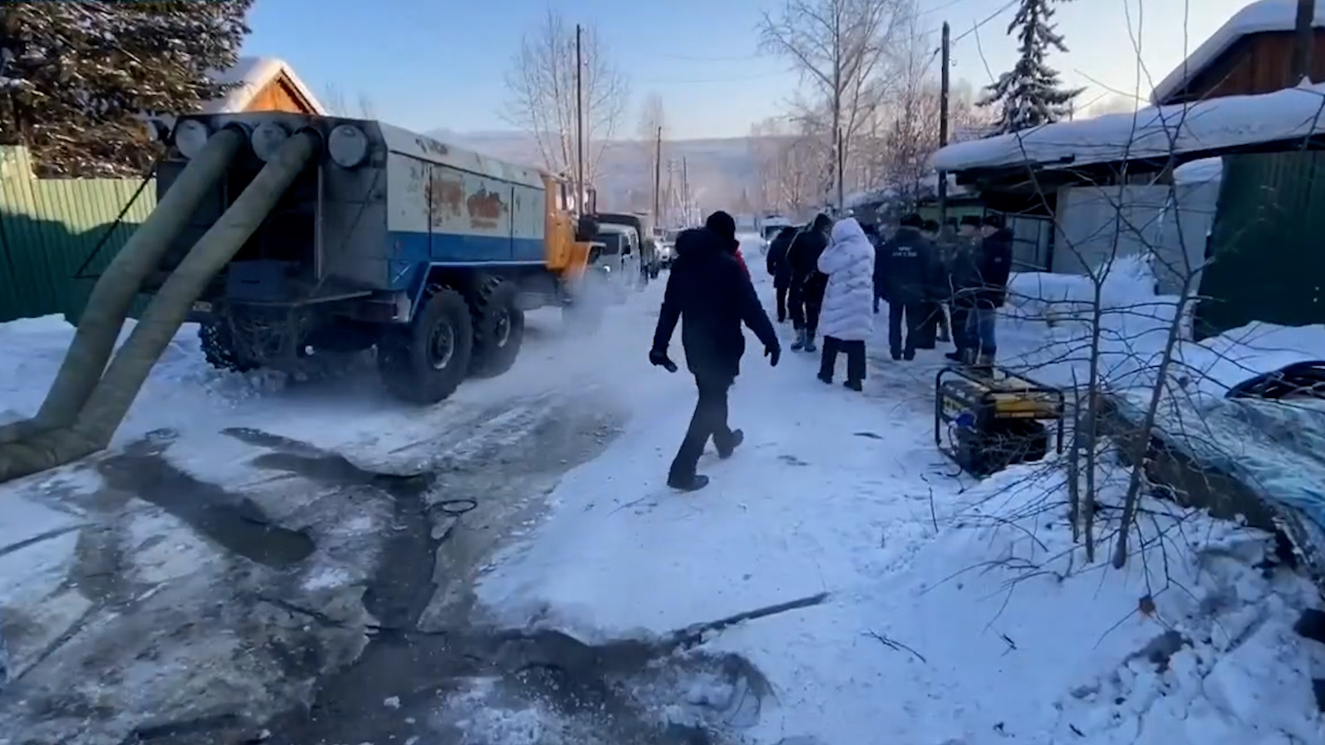 {Решают проблему с водоводом}