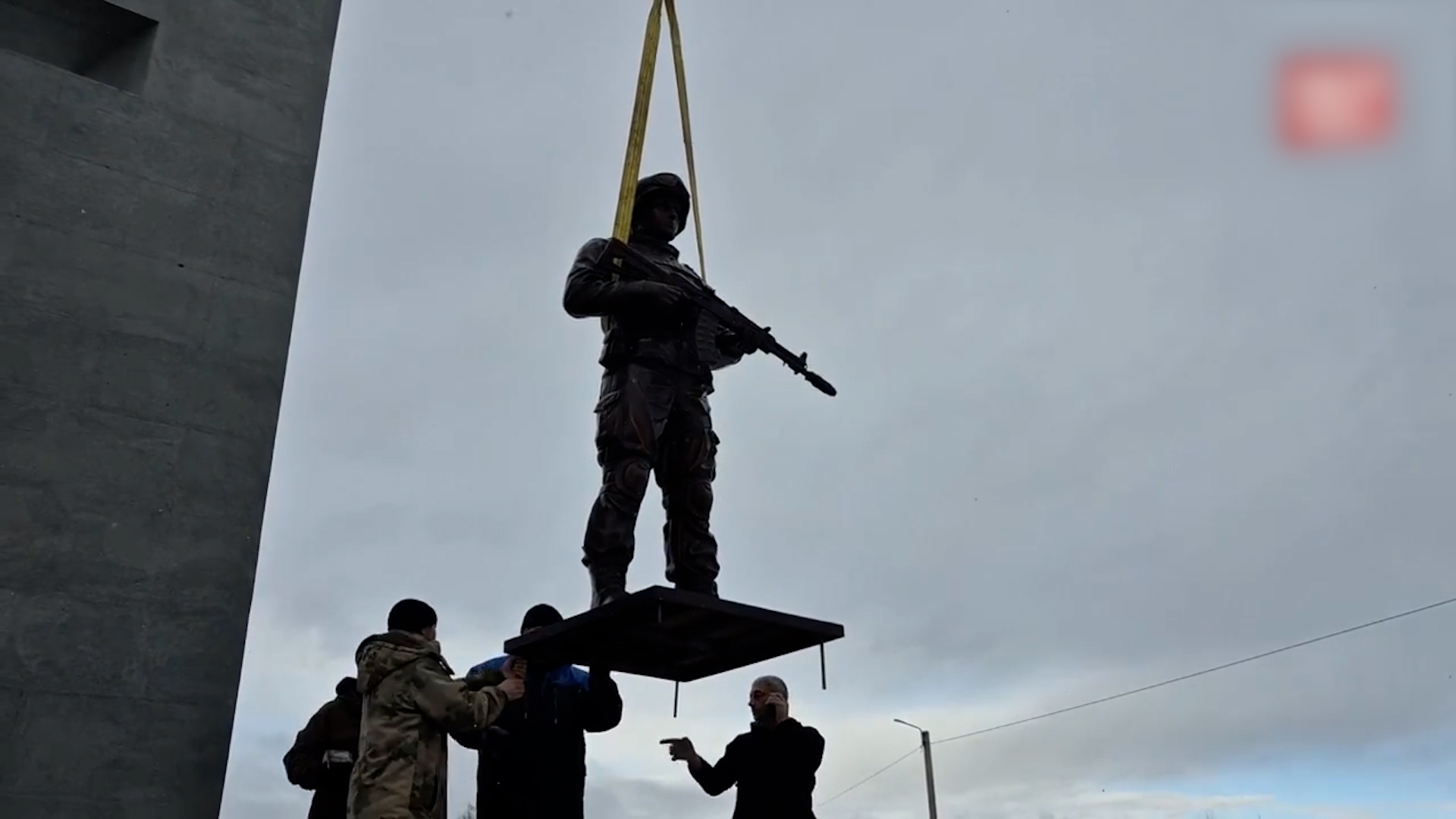{Работают над Мемориалом воинам СВО }