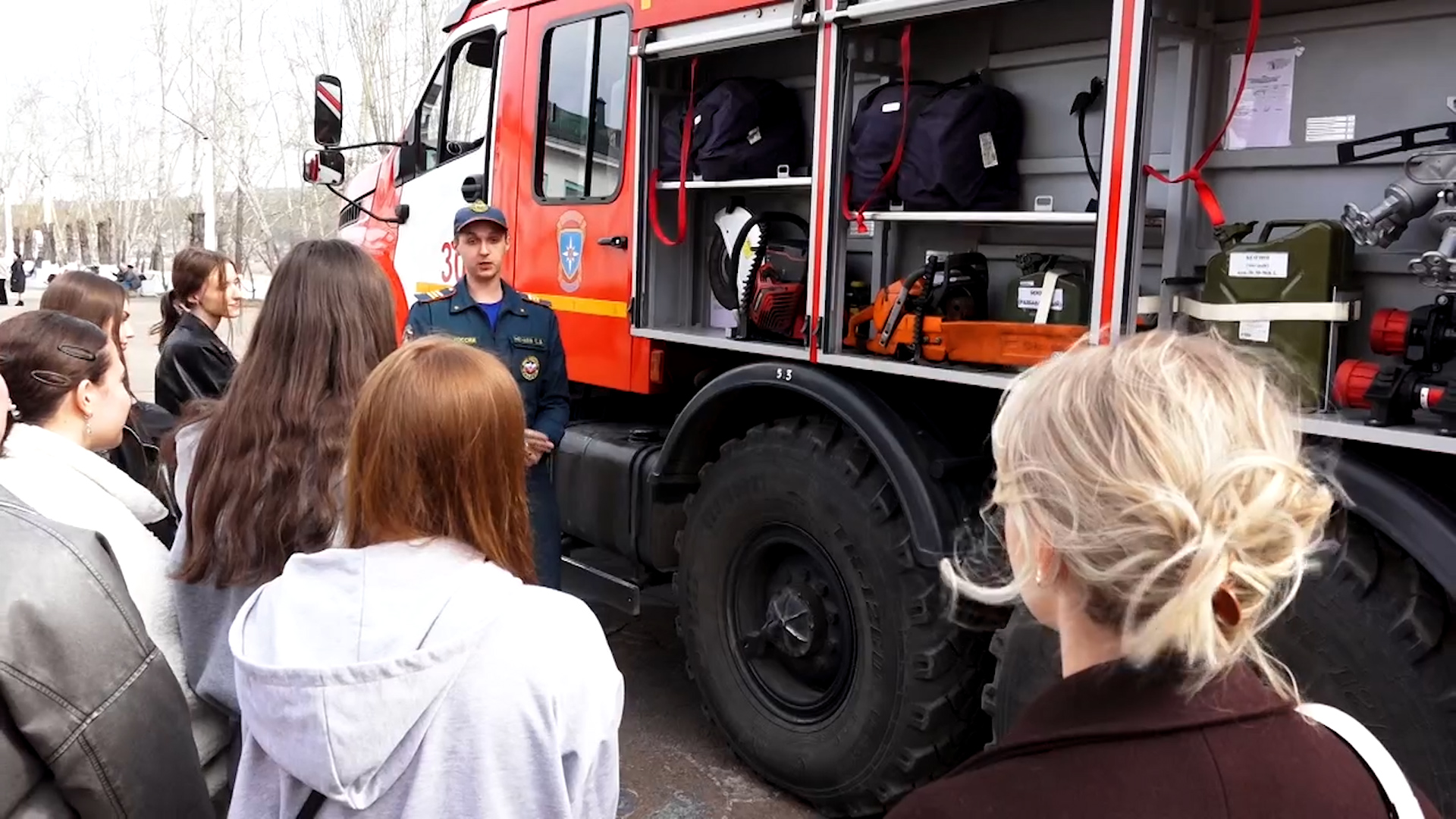 {Знакомятся с техникой пожарных }