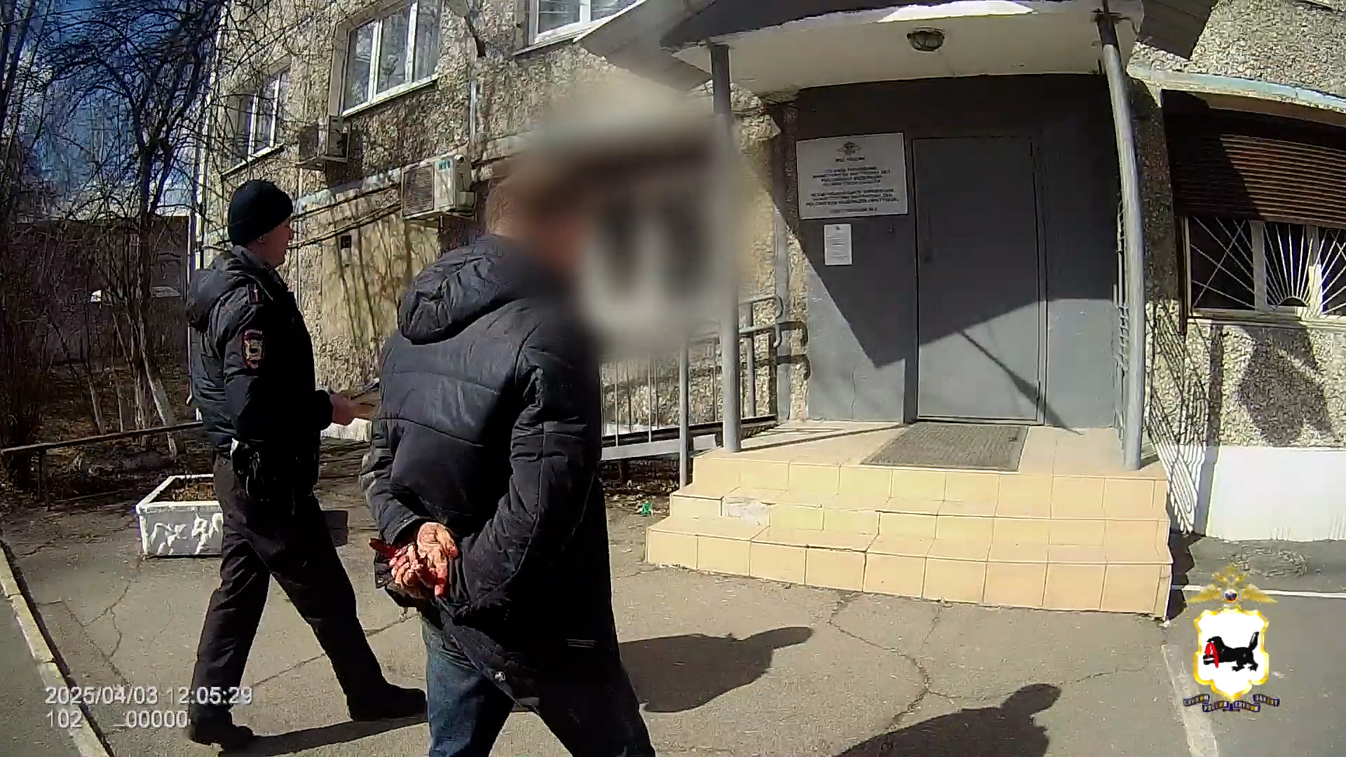 {Преследовал девочку }