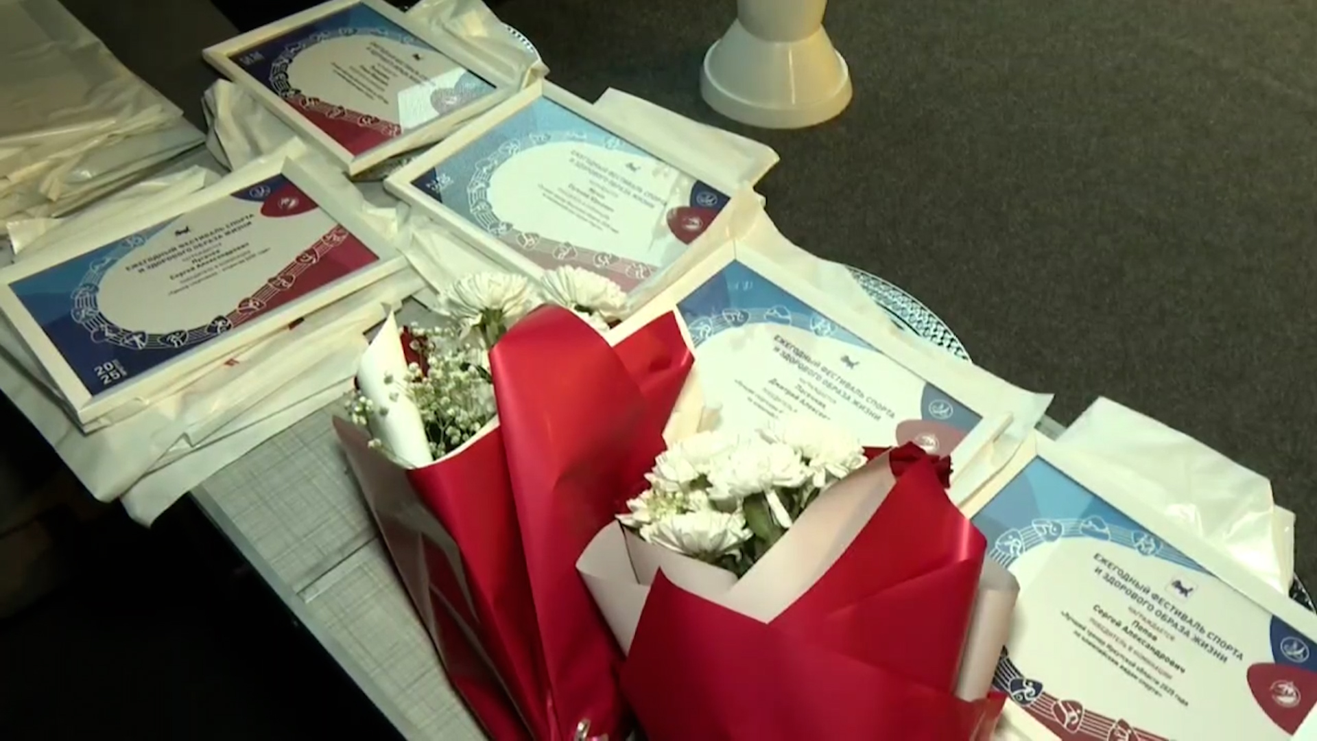 {Наградили спортсменов и их тренеров}