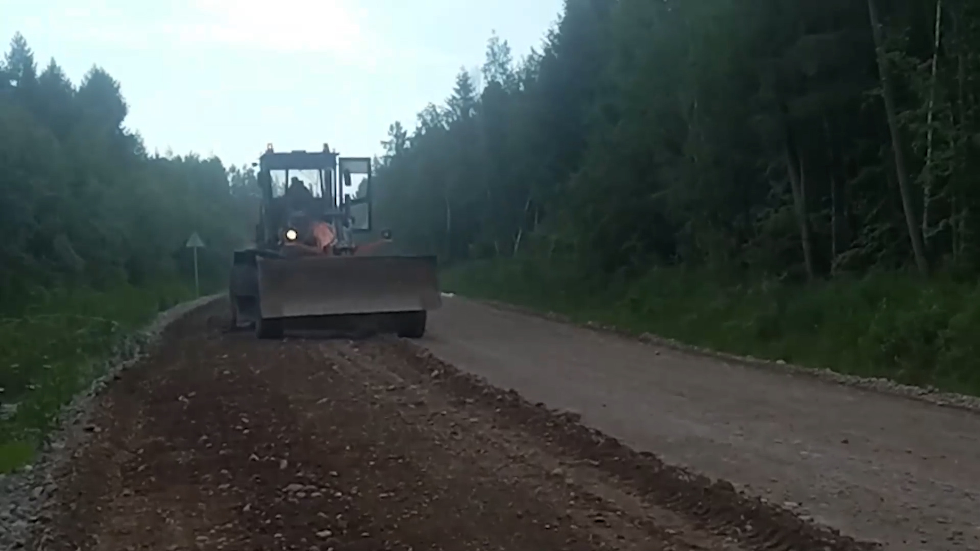 {Ремонтируют дороги }