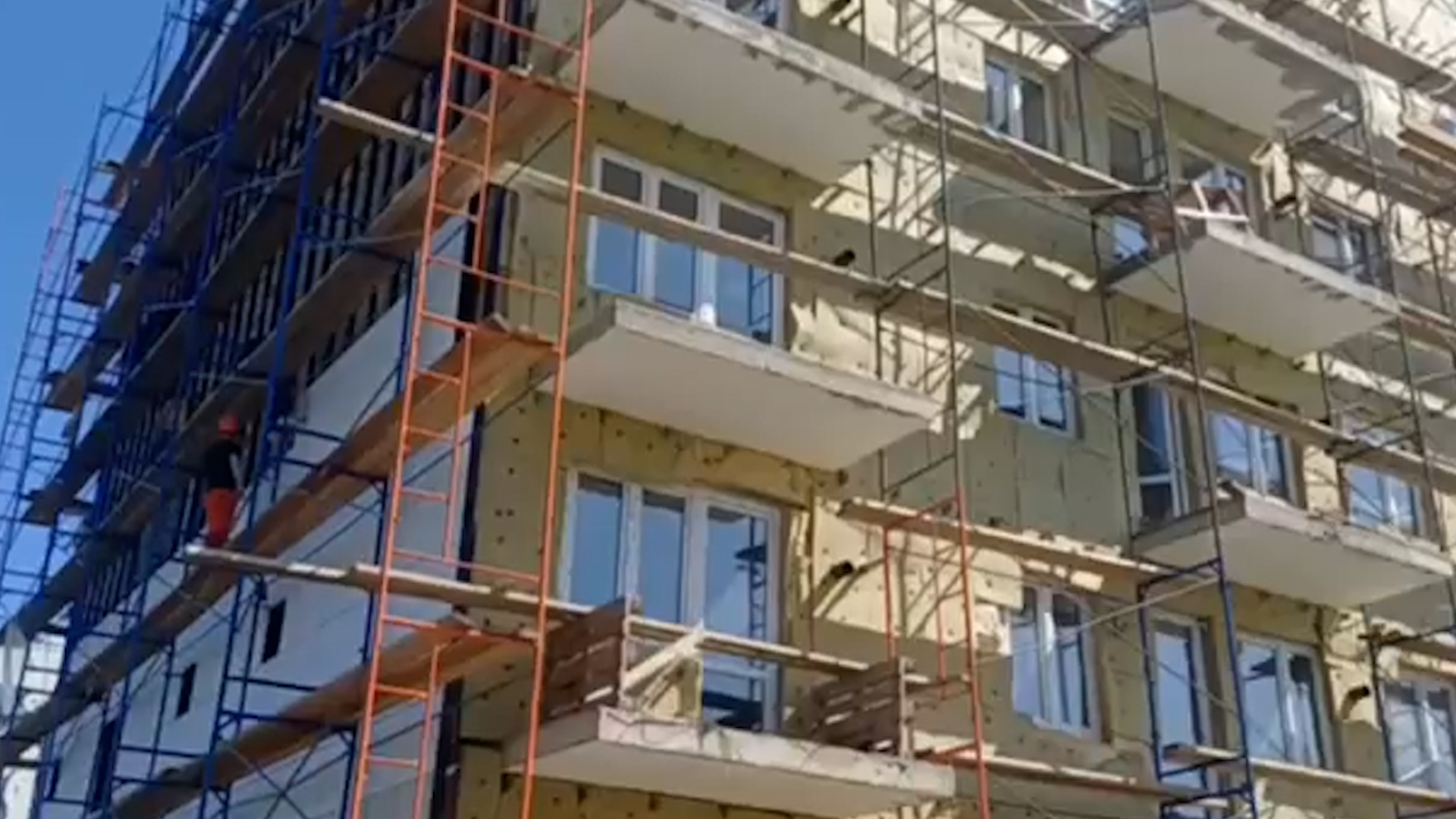 {Возводят новые дома}