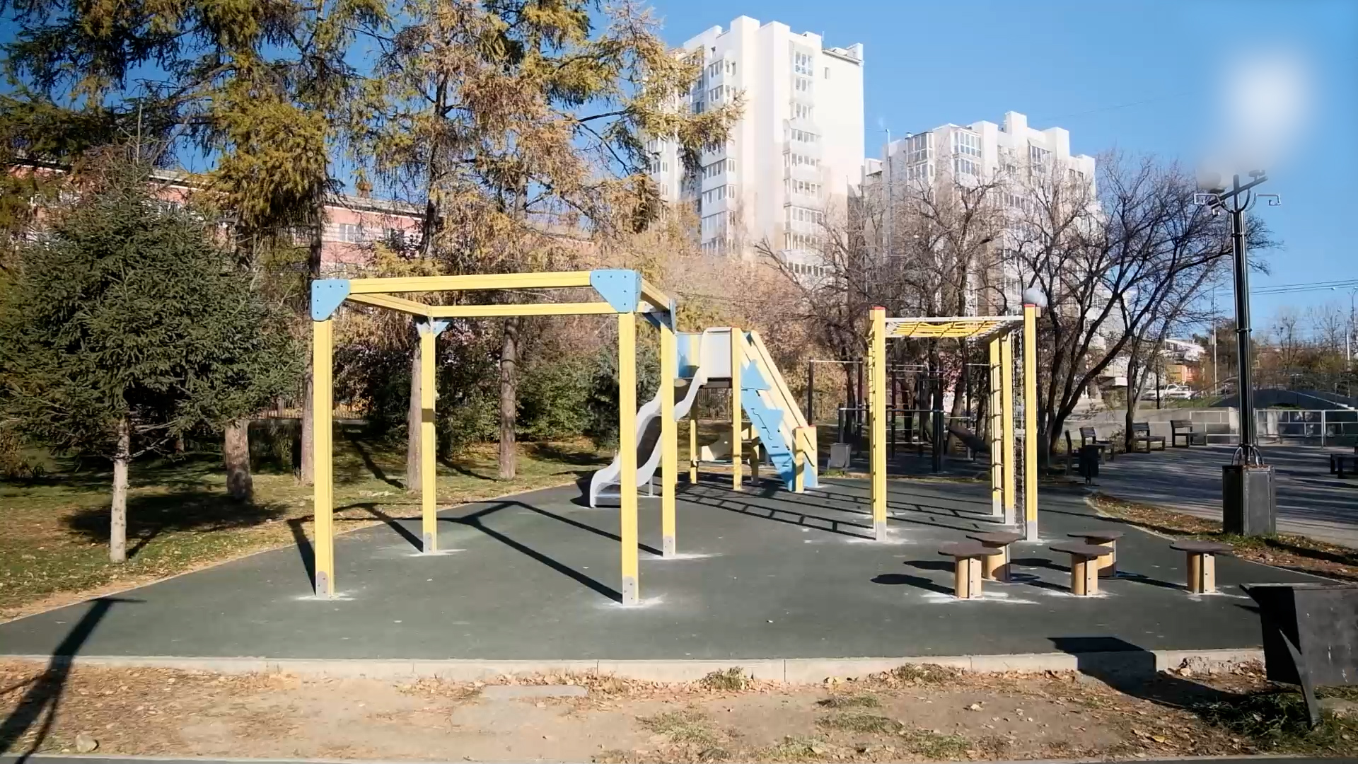 {Обновляют детские площадки}